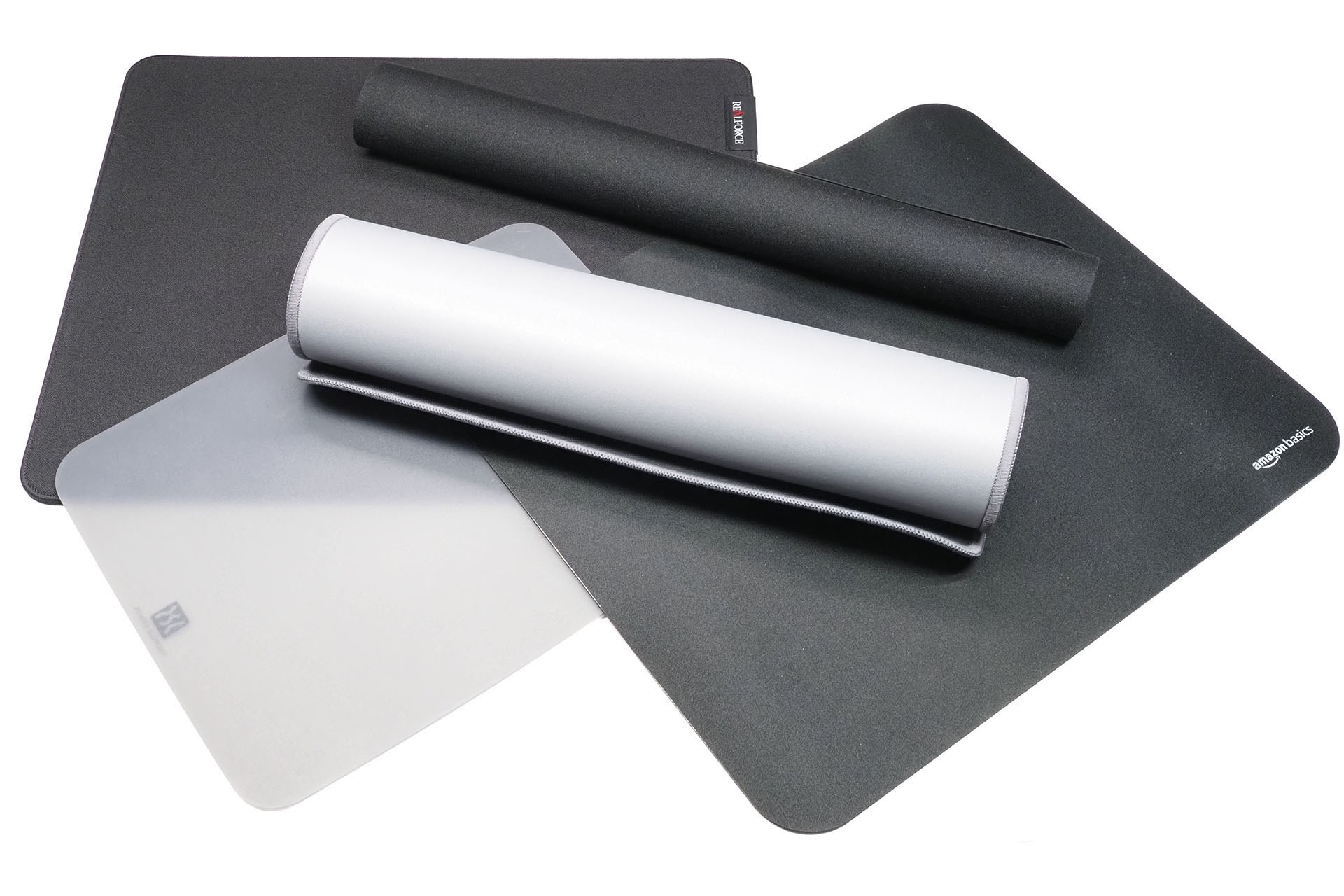 マウスパッドと言っても、どちらかといえばマウスパッドとしても使えるデスクマットみたいな面積が広い製品をアレコレ使った。なかなか快適であり、冬場は手が冷たくなりにくくてイイかも。