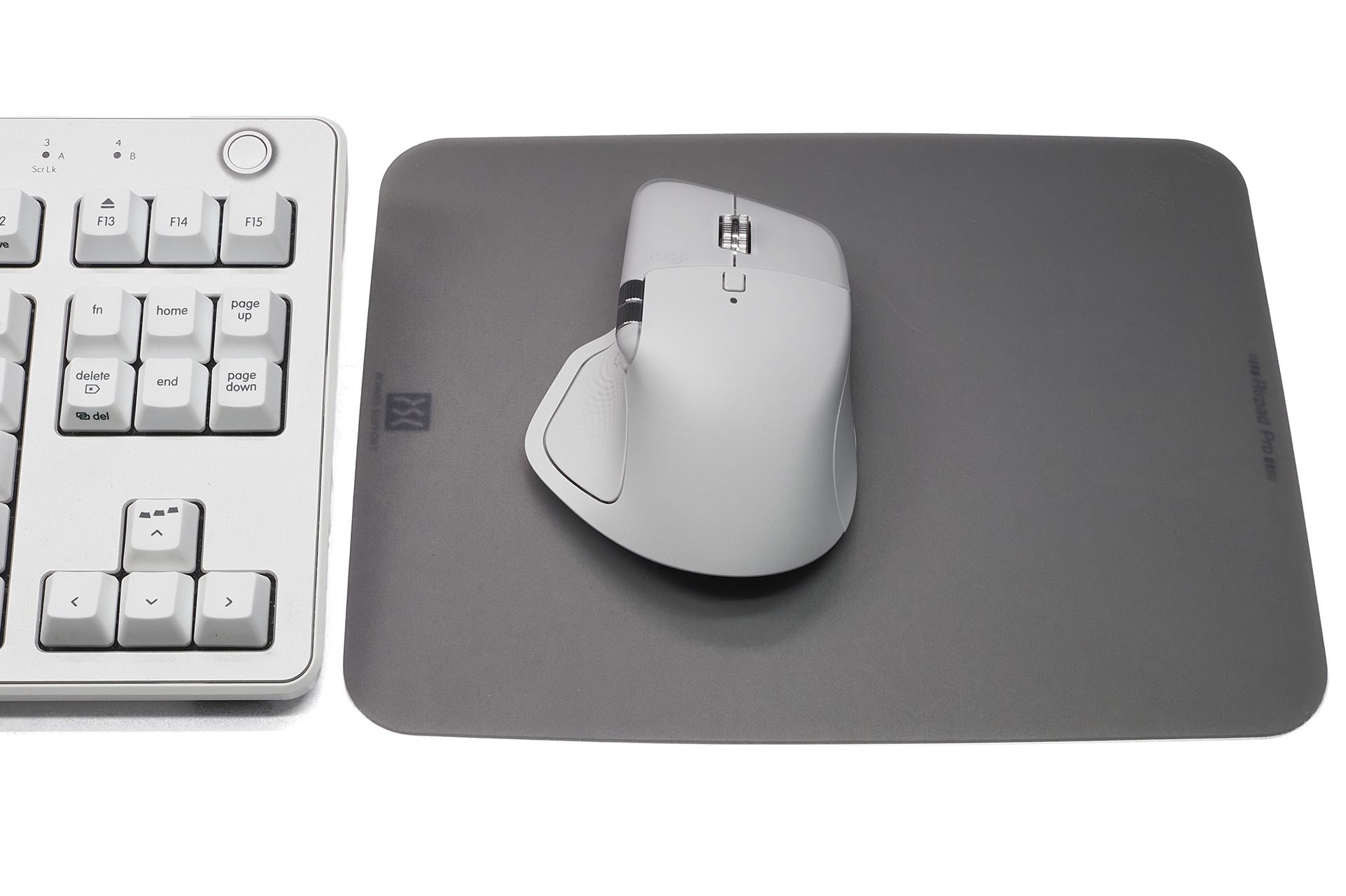 エアーパッドプロIII（と、たぶん同等品）を2025年に使っているの図。マウス、超スムーズに滑る♪　机面に敷いたテーブルカバーと密着し、マウスパッド自体の安定感も超抜群！