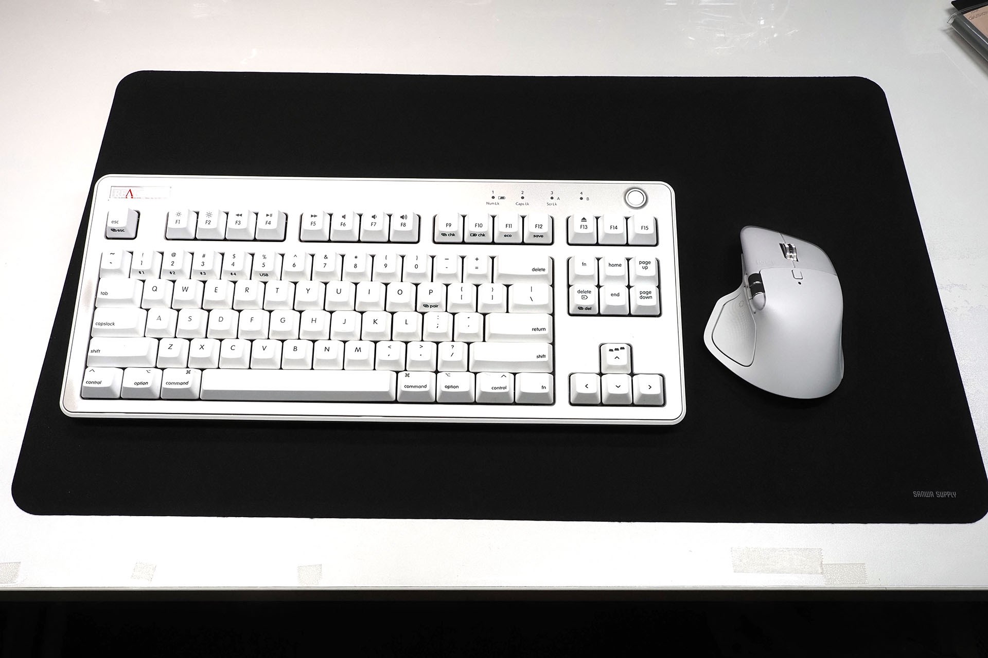 サンワサプライの大型マウスパッドを使っている様子。キーボードも乗っかるサイズだ。