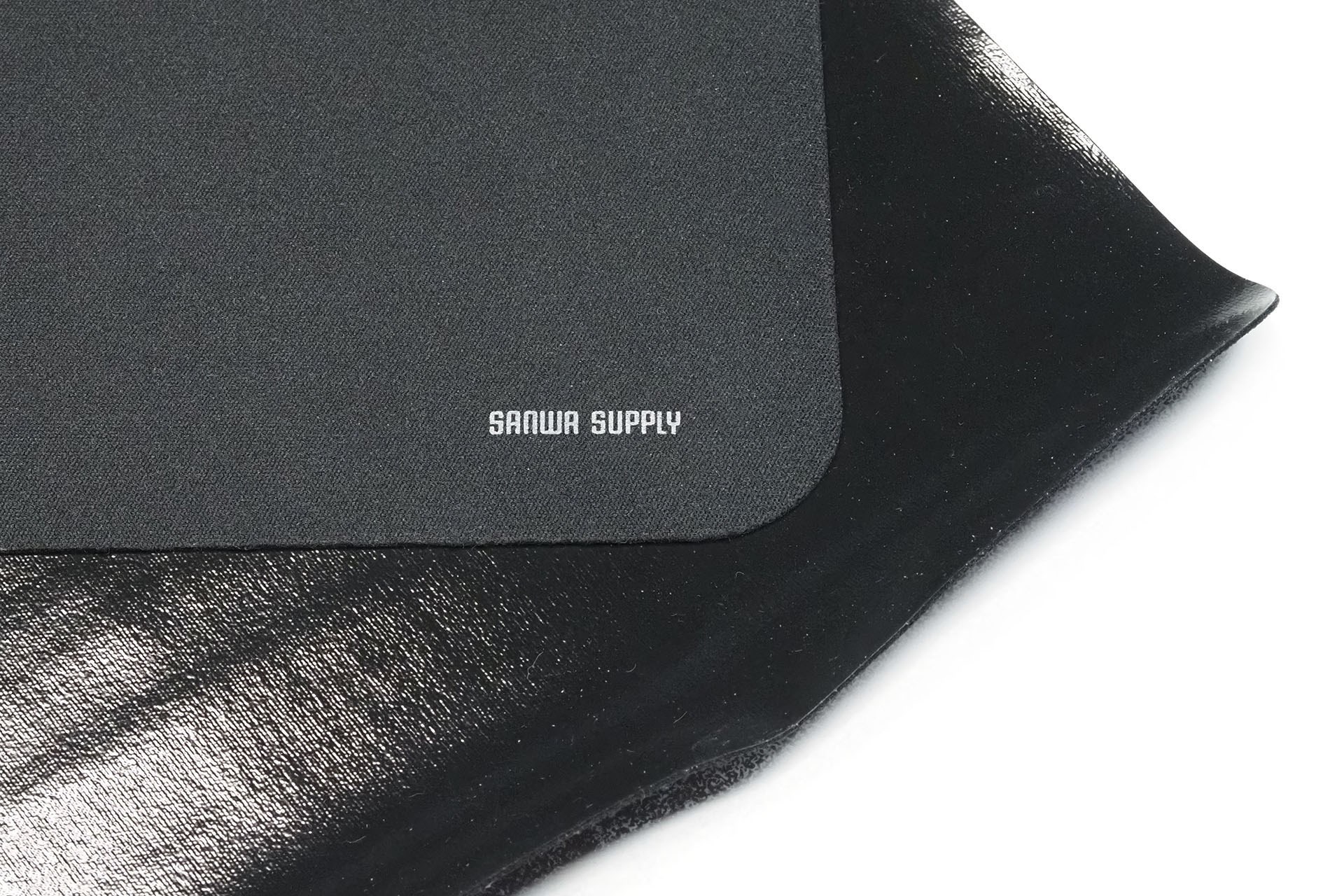 表面は目の細かい化学繊維ファブリックで、裏面全体が滑り止め素材となっている。