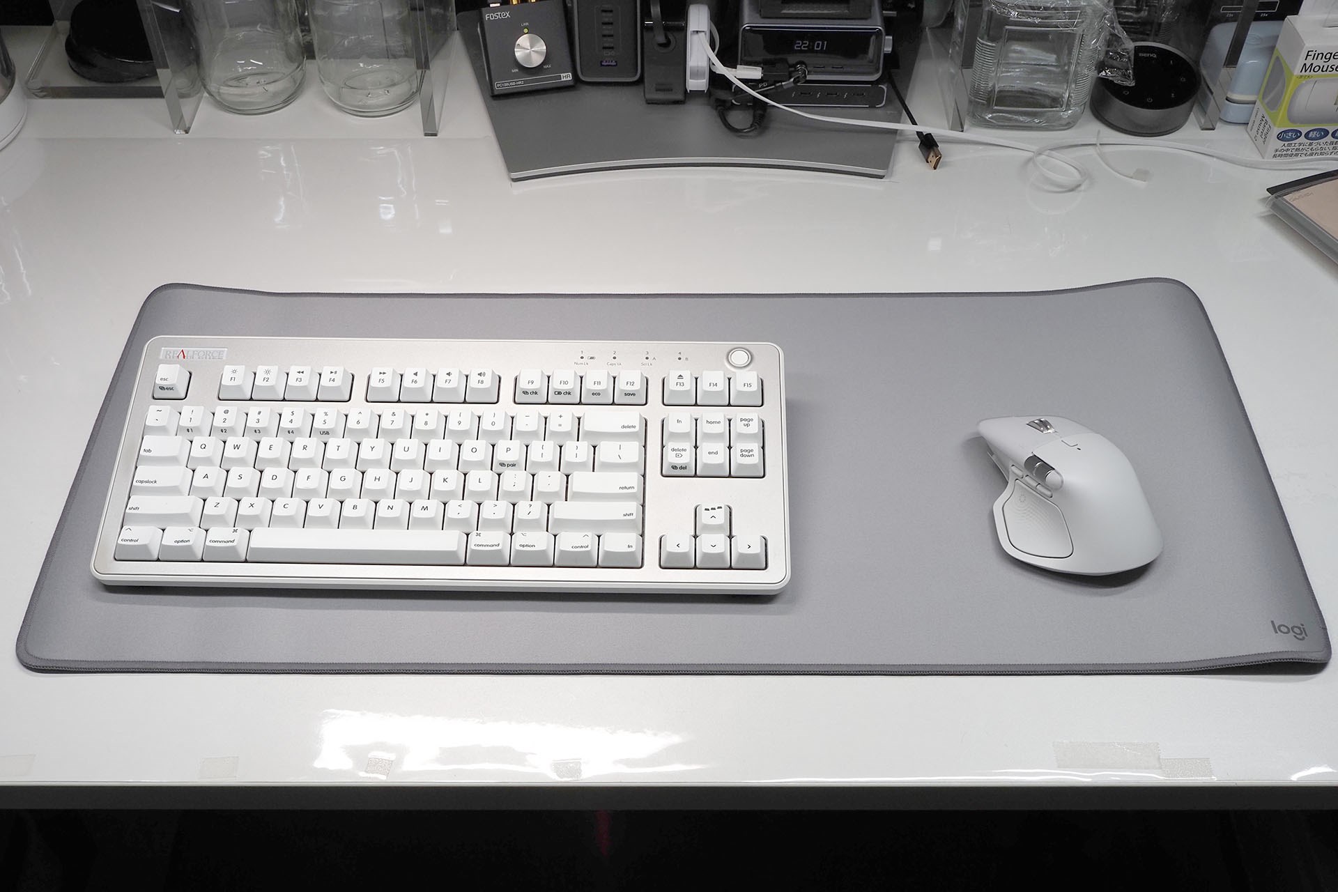 キーボードとマウスを乗せて使っている状態。マウスを動かすエリアも十分広い。