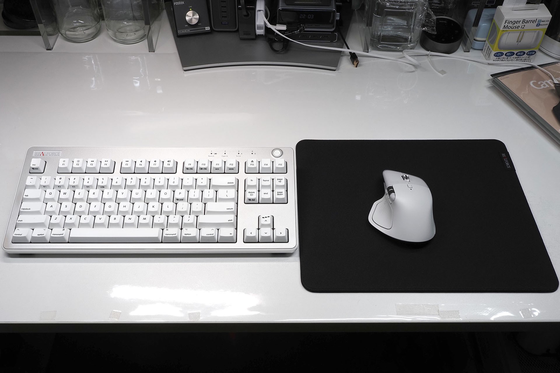 REALFORCE「Mouse Pad」のMサイズを使用中の図。マウスパッドとしては非常に大きいサイズとなるが、このくらいあるほうが現代的なUIは扱いやすいかもしれない。表面は化繊系ファブリックで目が細かく、マウスポインターの追従性も問題ナシ。