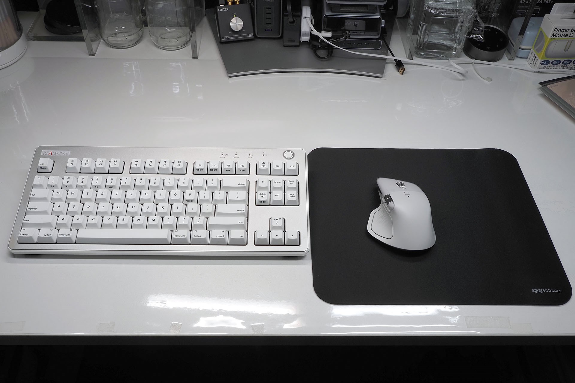 Amazon Basicsのマウスパッドを使っている様子。買ったのはMサイズで、大きさは縦27×横32cm。厚さは0.23cm。サイズはやや広めだが、まあちょうどいいサイズ感だ。