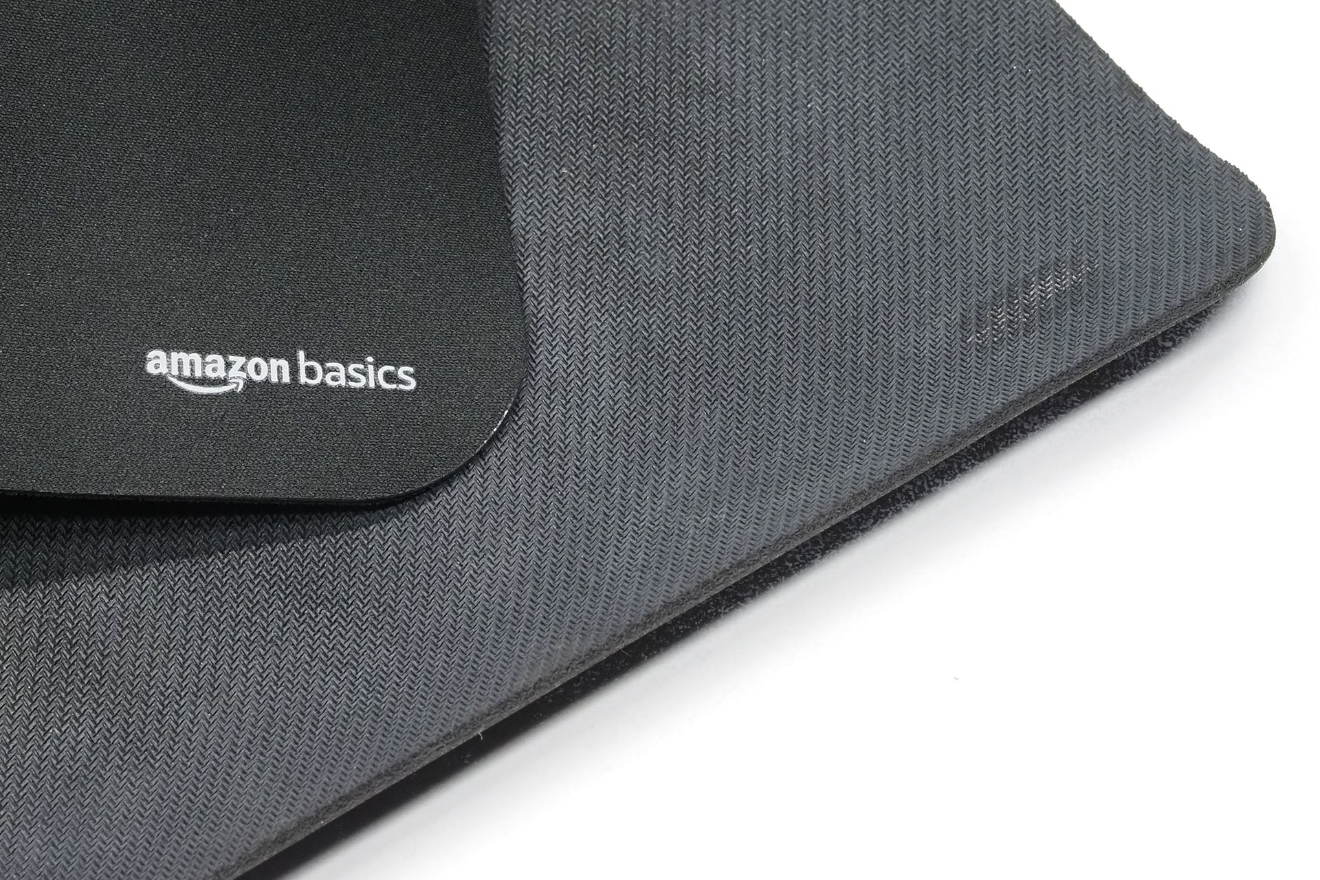 裏面全面が滑り止め素材になっているが、ほかのマウスパッドほどは滑り止め効果が高くない。