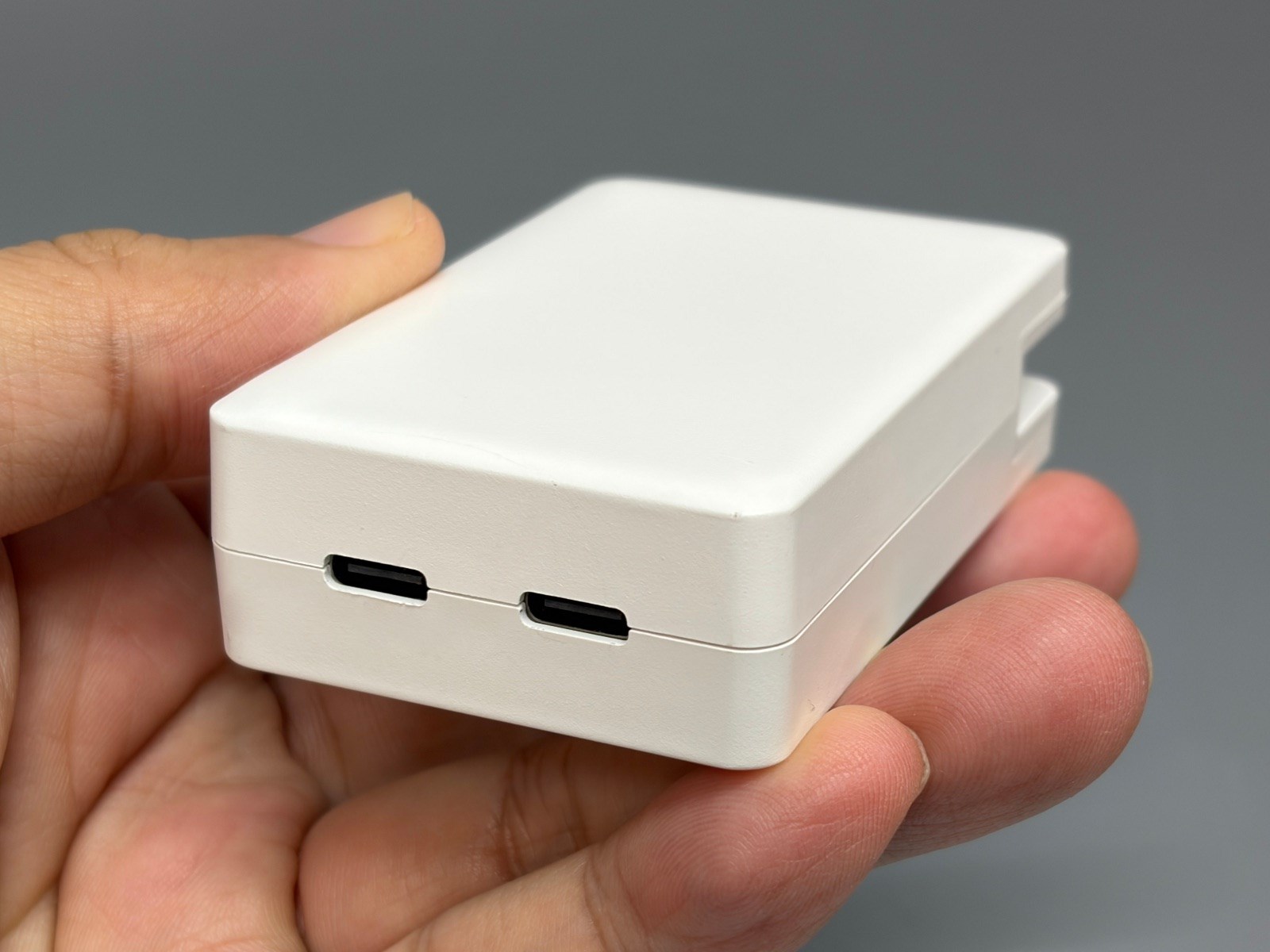 2ポート仕様の一般的なUSB PD充電器だ。ホワイト以外にブラックもある