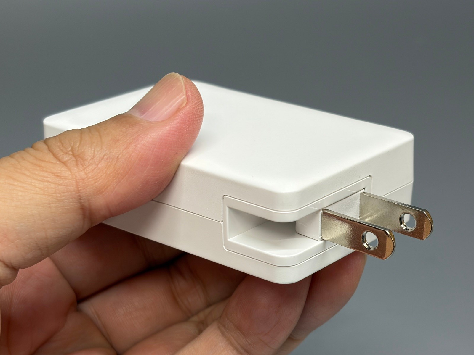 プラグは後方にまっすぐ飛び出る仕様。幅が狭いタップでも左右に干渉しない