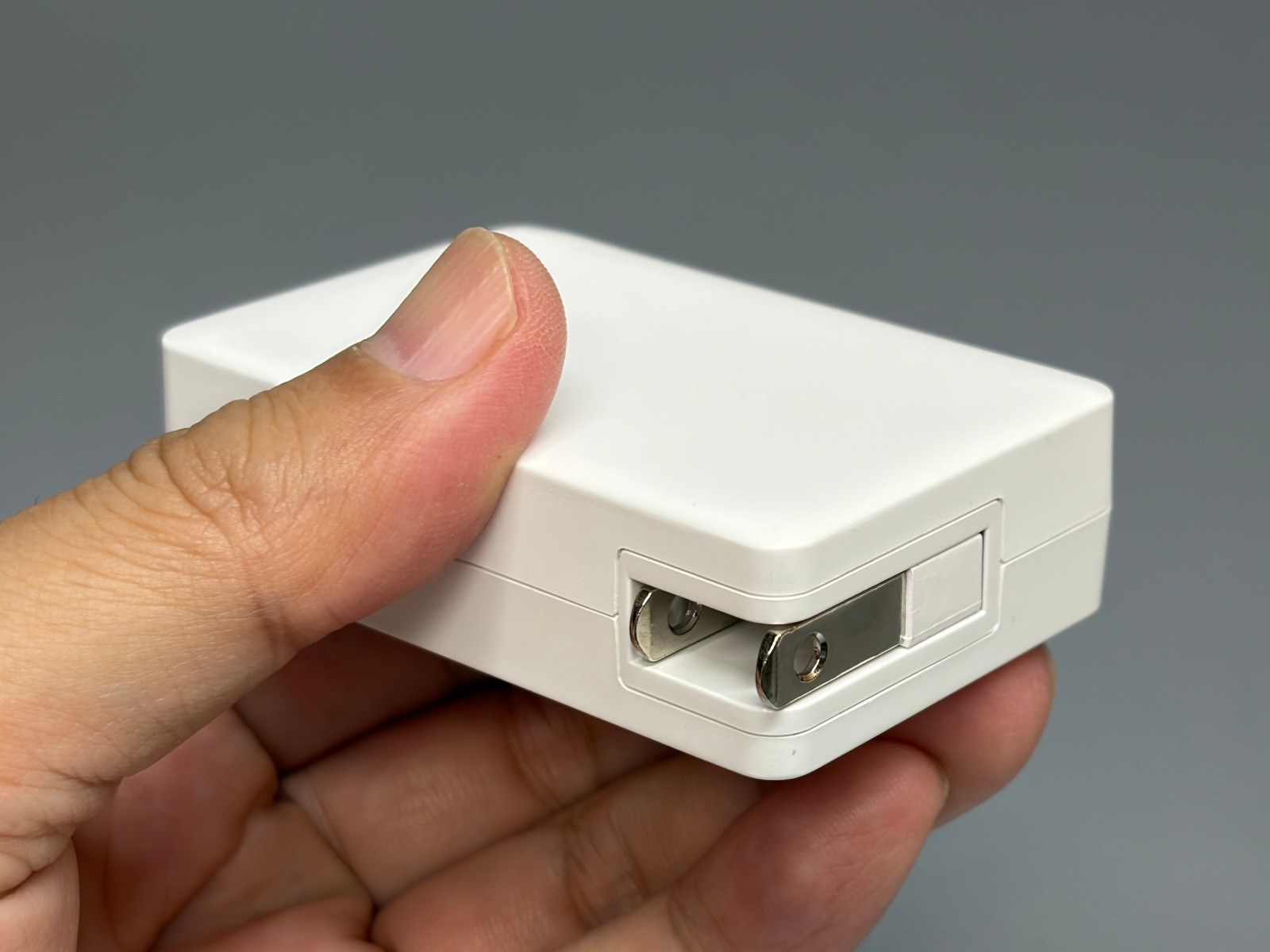 横方向に折りたたんでコンパクトに収納できる。ありそうであまりないギミックだ