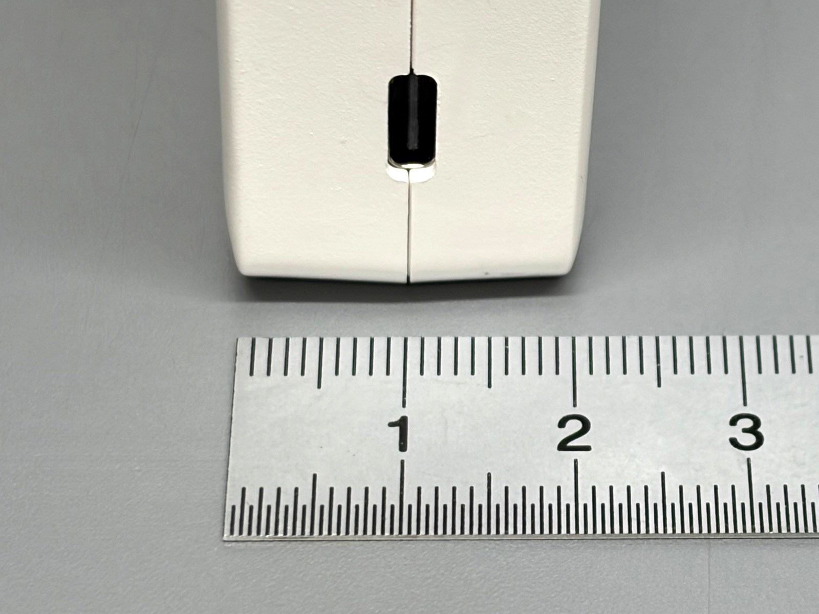 厚みは2cmをわずかに超える程度。サイコロ形状の充電器に比べると薄い