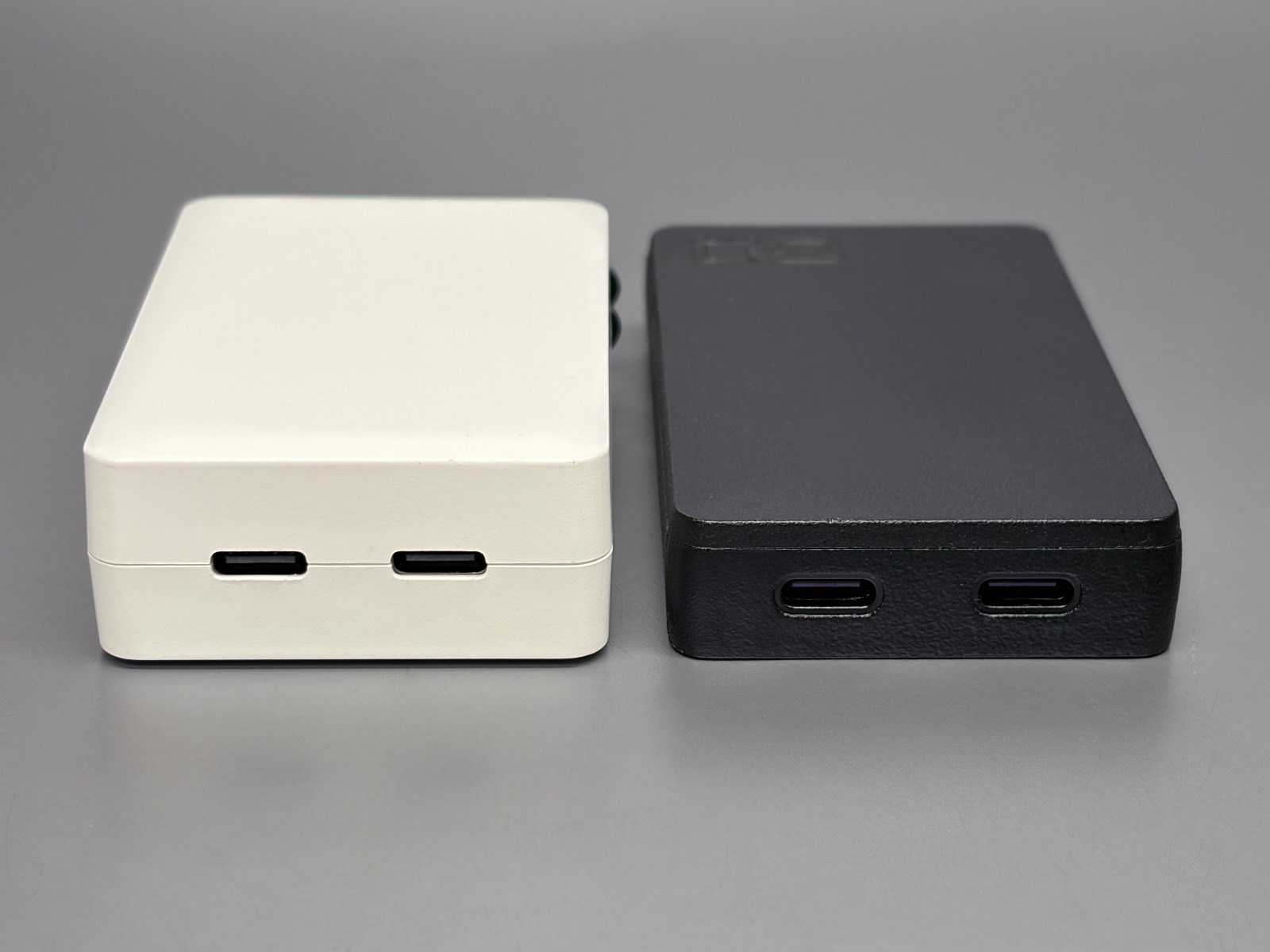 近い製品としてはCIOの「NovaPort SLIM DUO 65W 2C」（右）がある。こちらのほうがよりスリムなのだが……