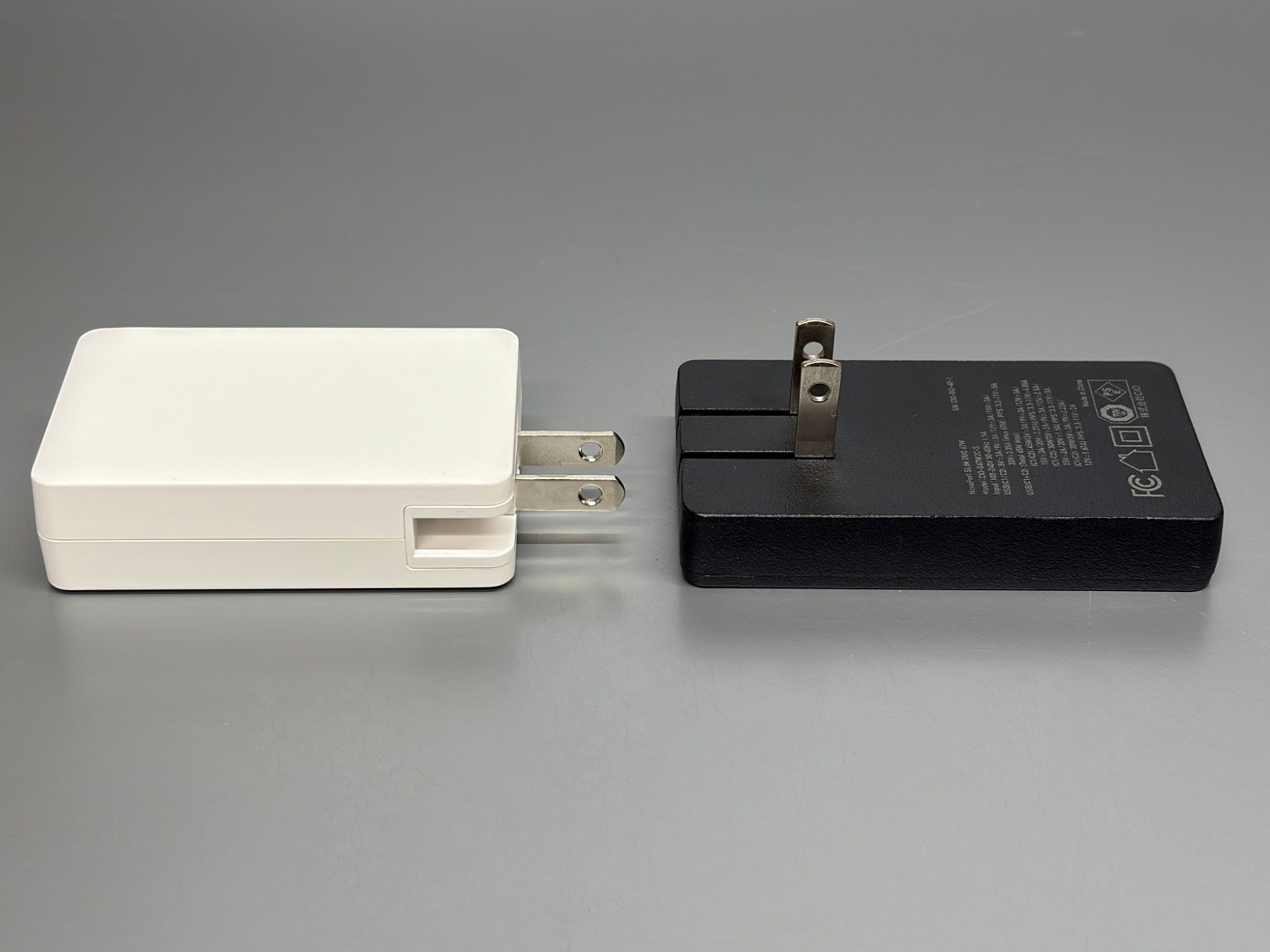 ところがプラグの向きが特殊なためコンセントの他の口を塞ぐことが多く、その点では本製品のほうが有利だ