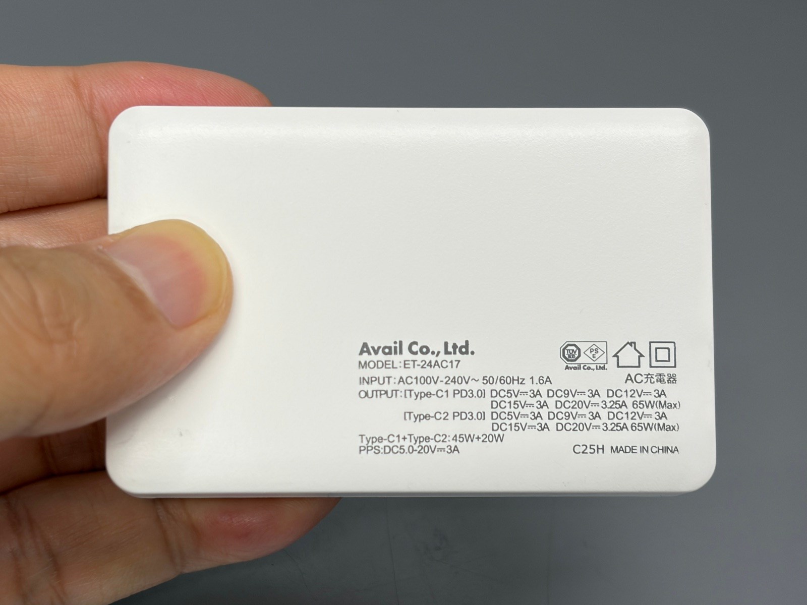 本体の印字を見ると、最大65W（20V／3.25A）であることが分かる。またPPSにも対応している