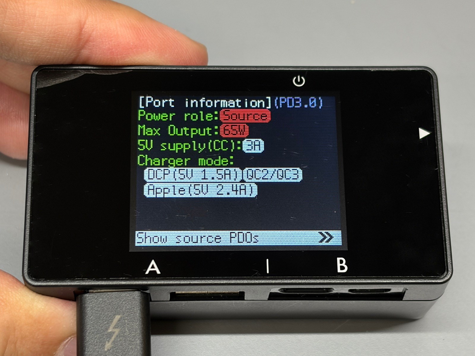 チェッカーを使って仕様を測定してみた。最大65W、3A仕様と公称値通り。Quick Chargeにも対応しているようだ