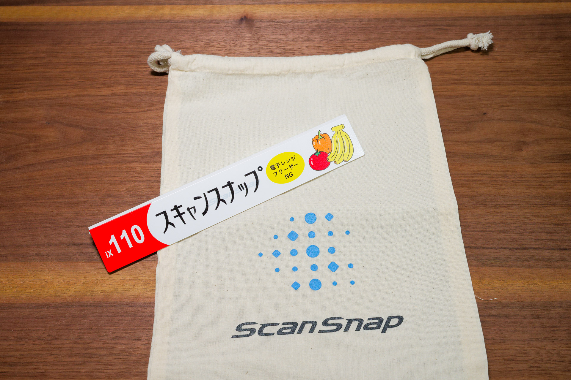 「デザインカバー せきのデザイン ホワイト」。スキャナー本体の持ち運びに使える巾着も同梱されていた