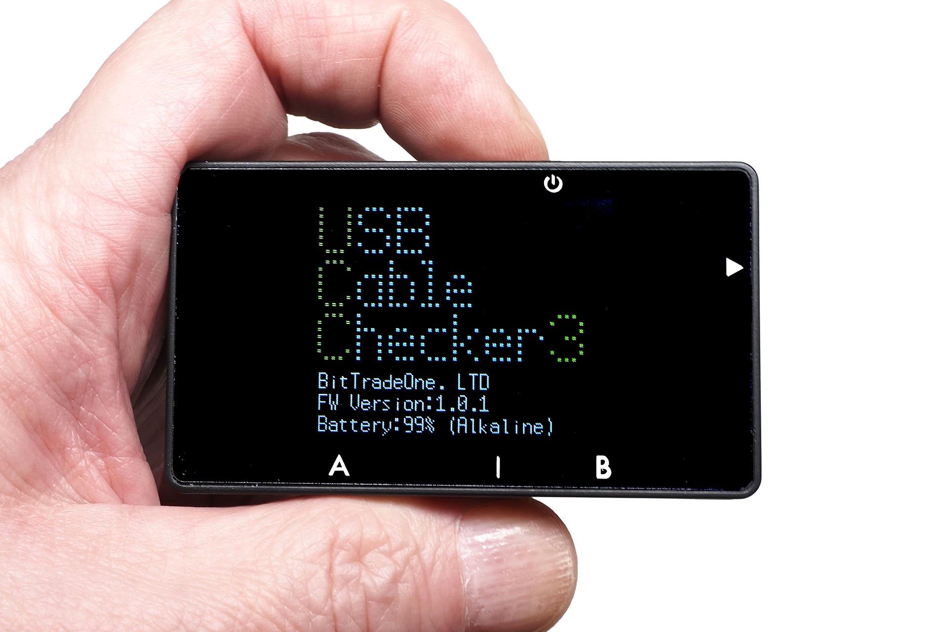 BitTradeOne「USB CABLE CHECKER3」を使うとUSBケーブルやUSB充電器／モバイルバッテリーの仕様を画面表示で確認できる。ポケットサイズの小さなチェッカーだ。