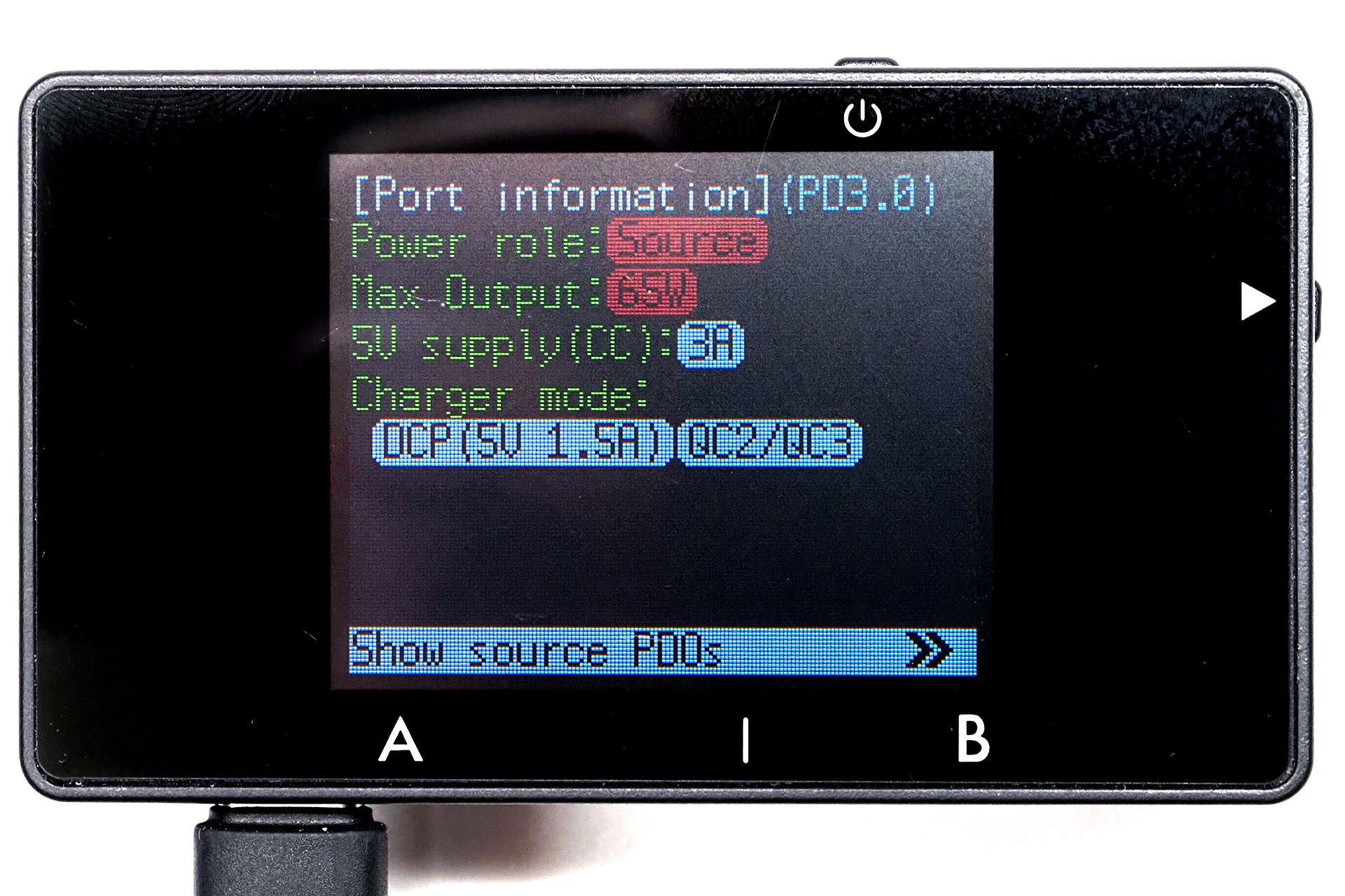 USB充電器をつないでその仕様を表示させた様子。最大出力などもわかる。