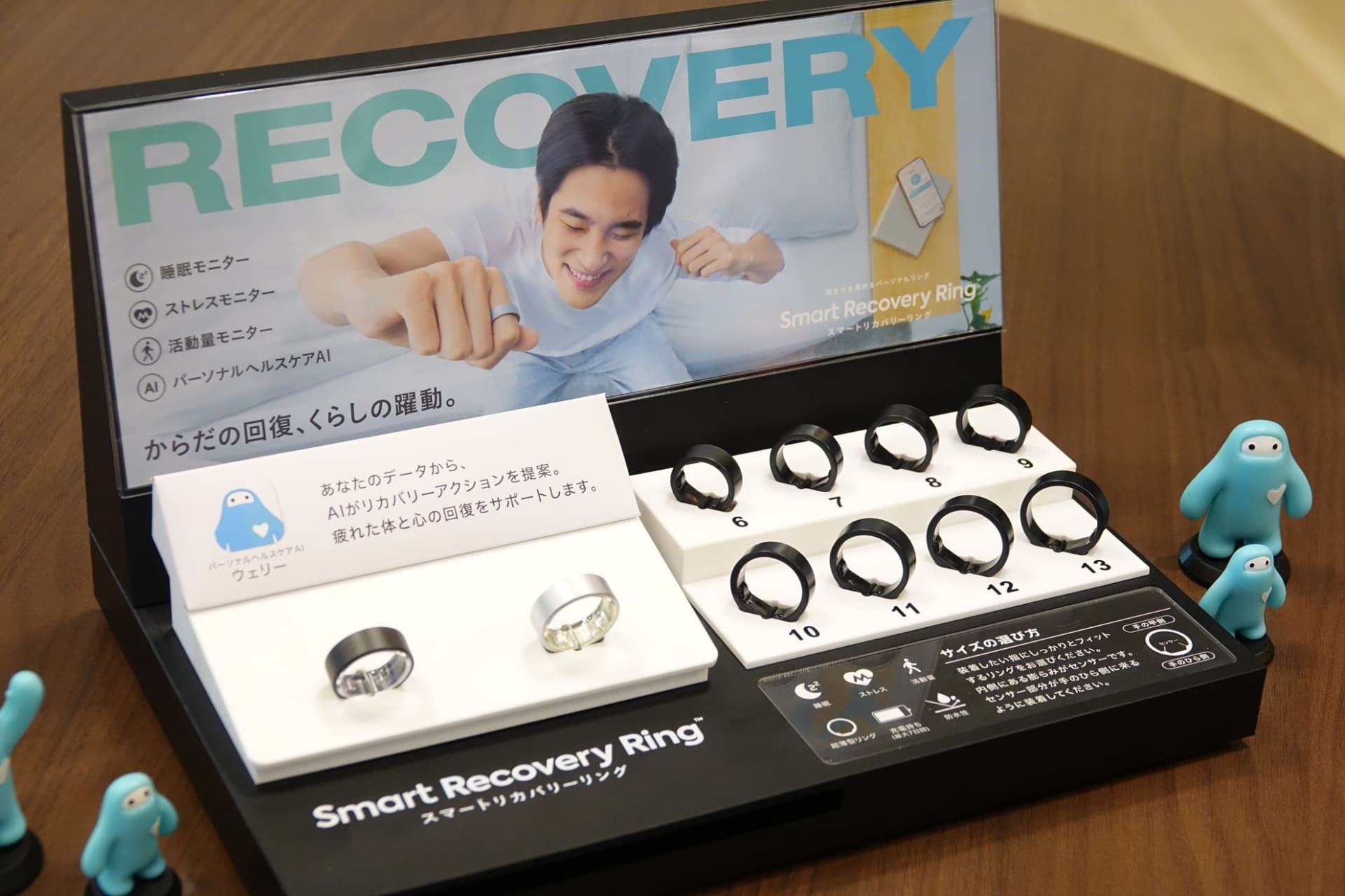 リング購入時は、店頭やサイズ測定キットで指周りのサイズを計測し、Webで注文することで製品が発送される