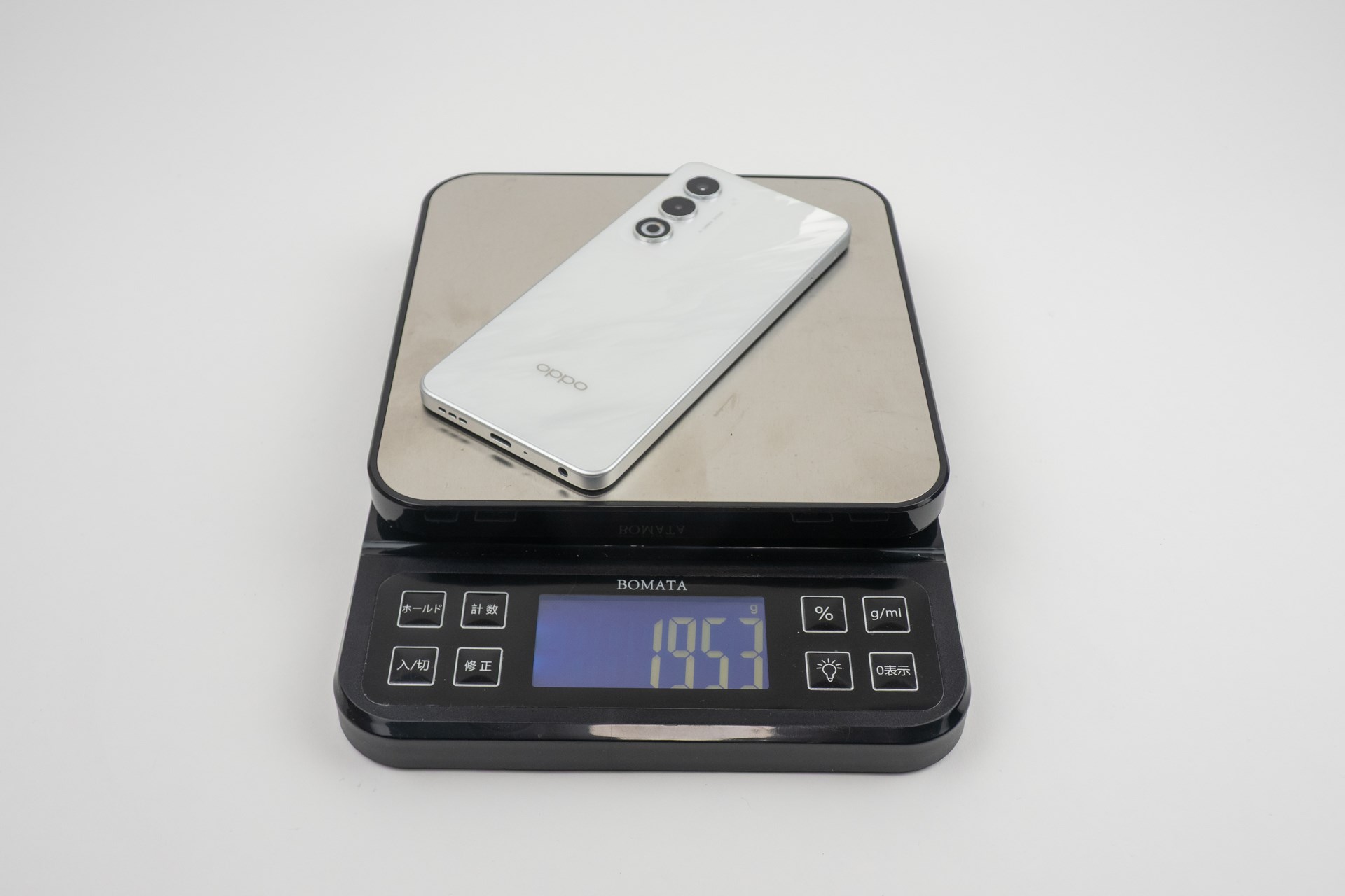 本体の重さは実測で195.3g（SIM、microSDなしの状態）