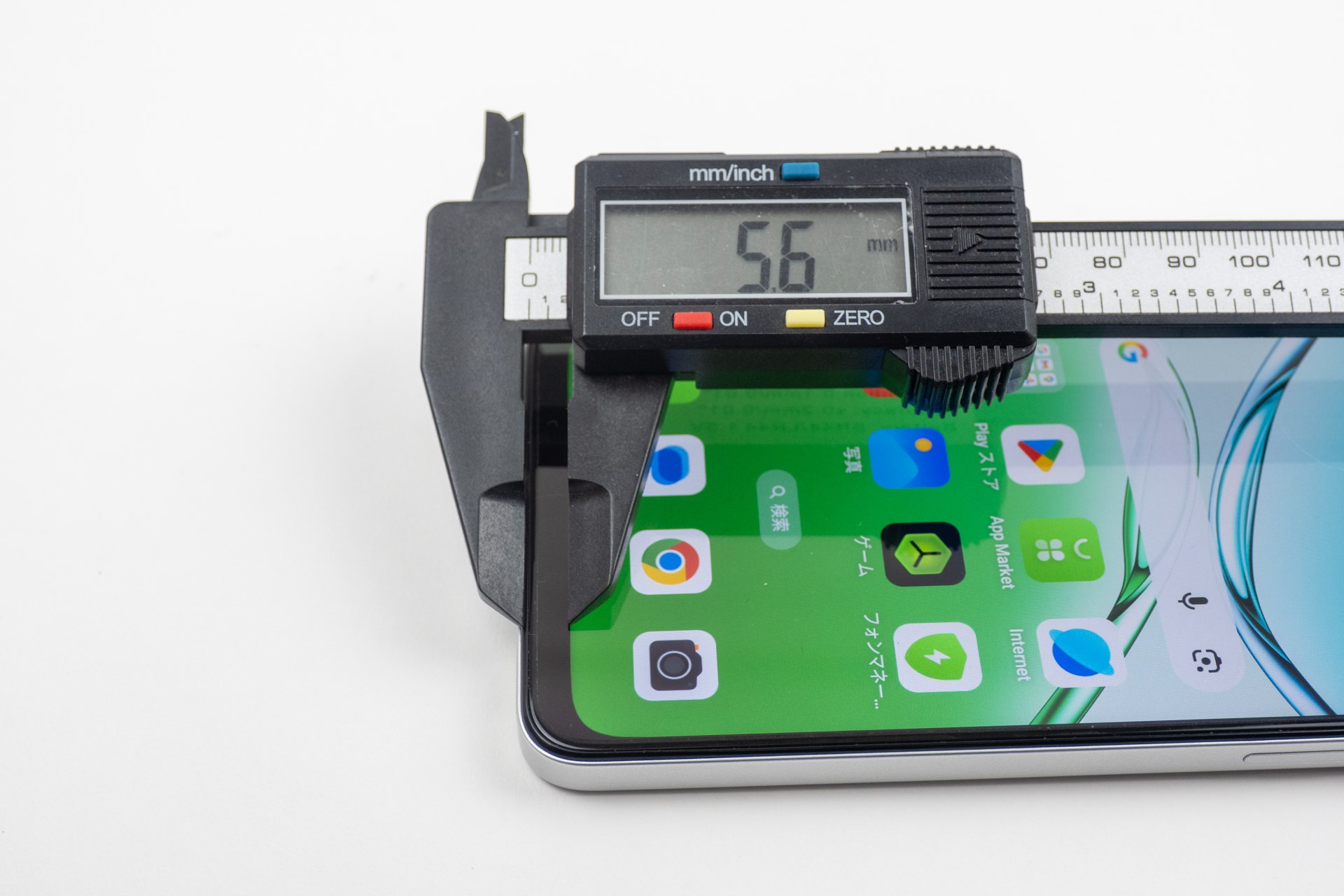 ディスプレイ下部のベゼルは実測で約5.6mm