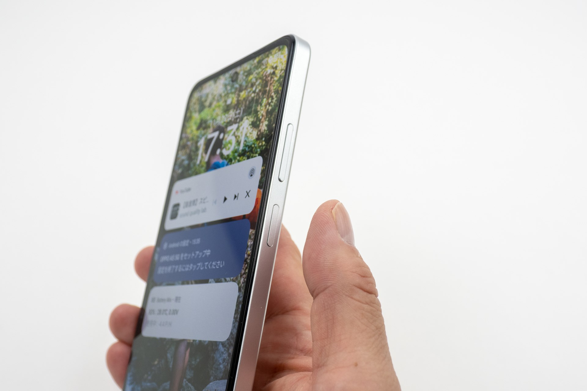 電源ボタンは右側にあり、指紋認証センサーと一体となっている