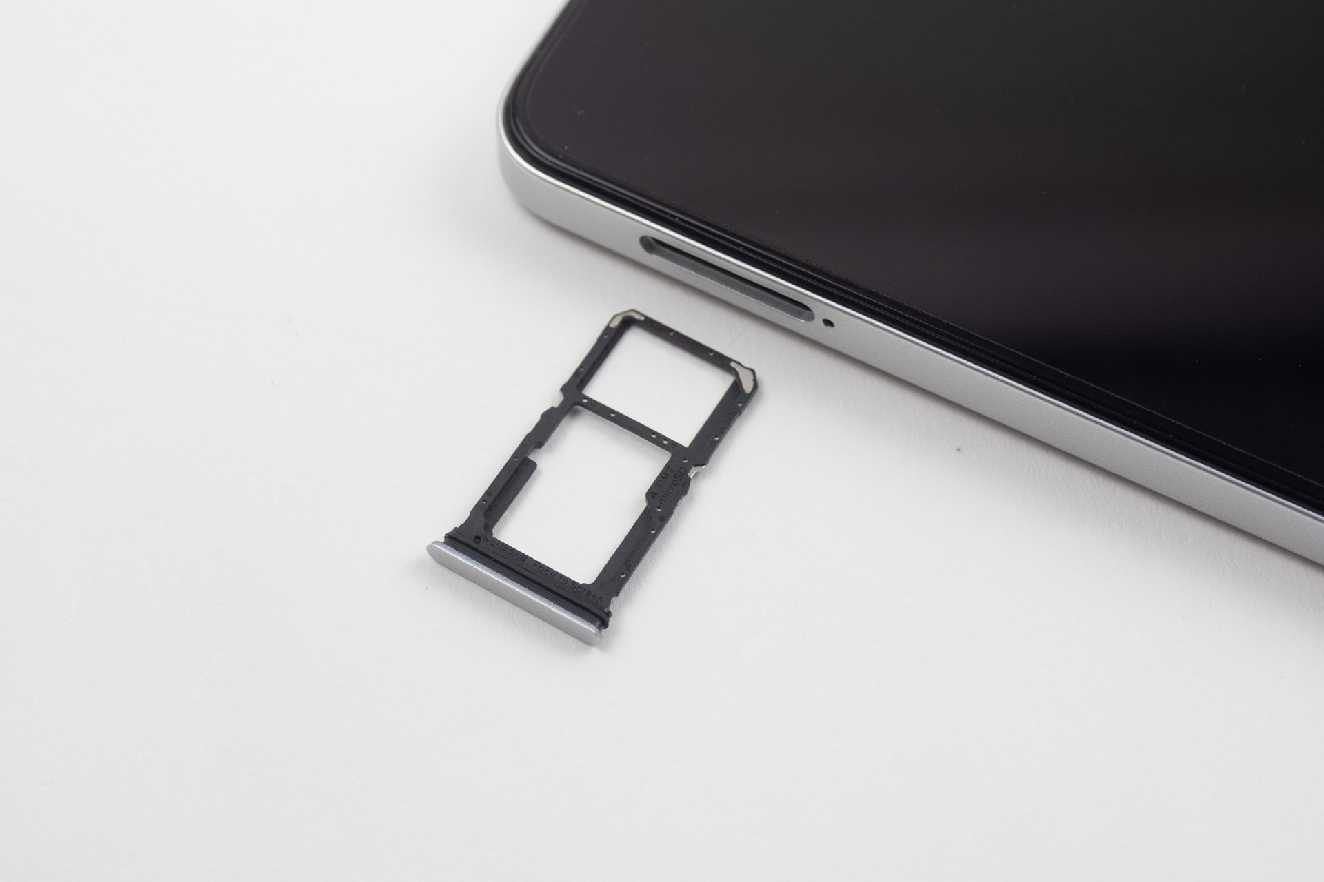 SIMトレーはピンで押し出すタイプで、1スロットはnanoSIMとmicroSDとの排他仕様