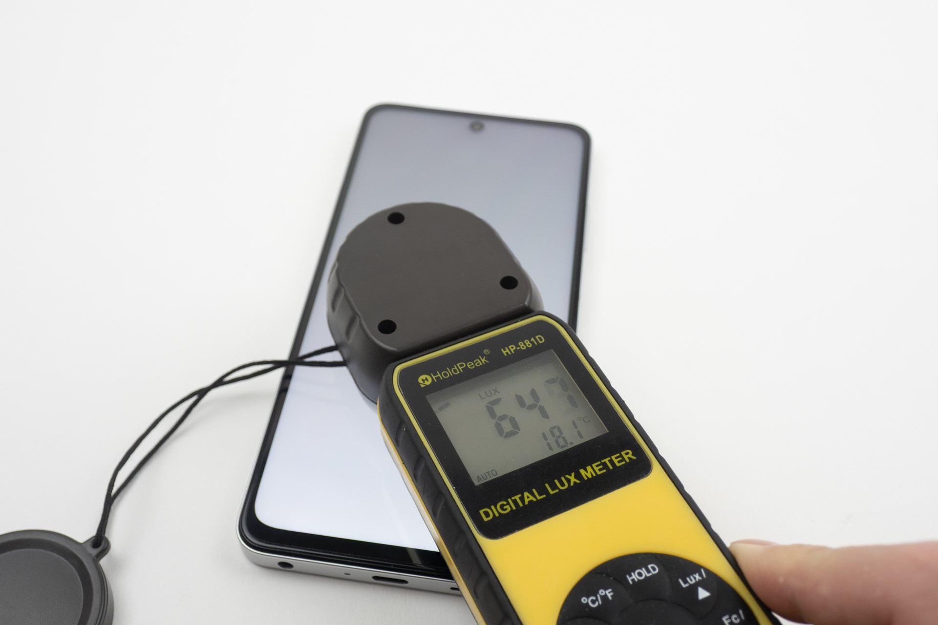 ディスプレイの明るさは白を背景にして最大輝度にしたとき実測で647lux