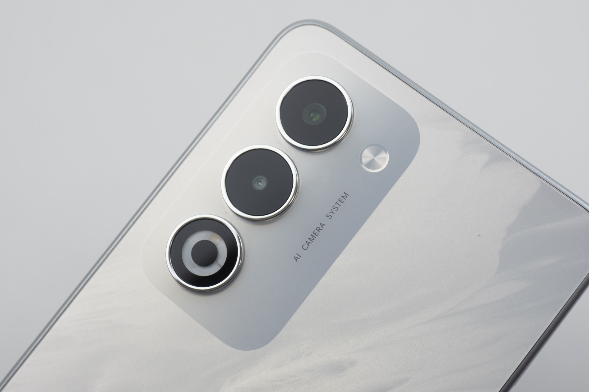 カメラは上が広角でその下は被写界深度センサー