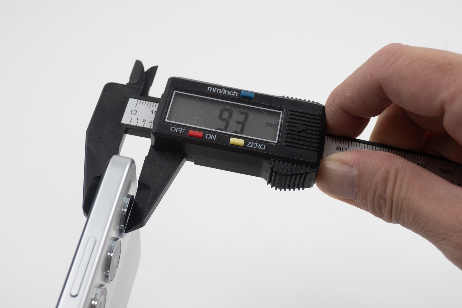 カメラ回りの厚みは、実測で9.3mm