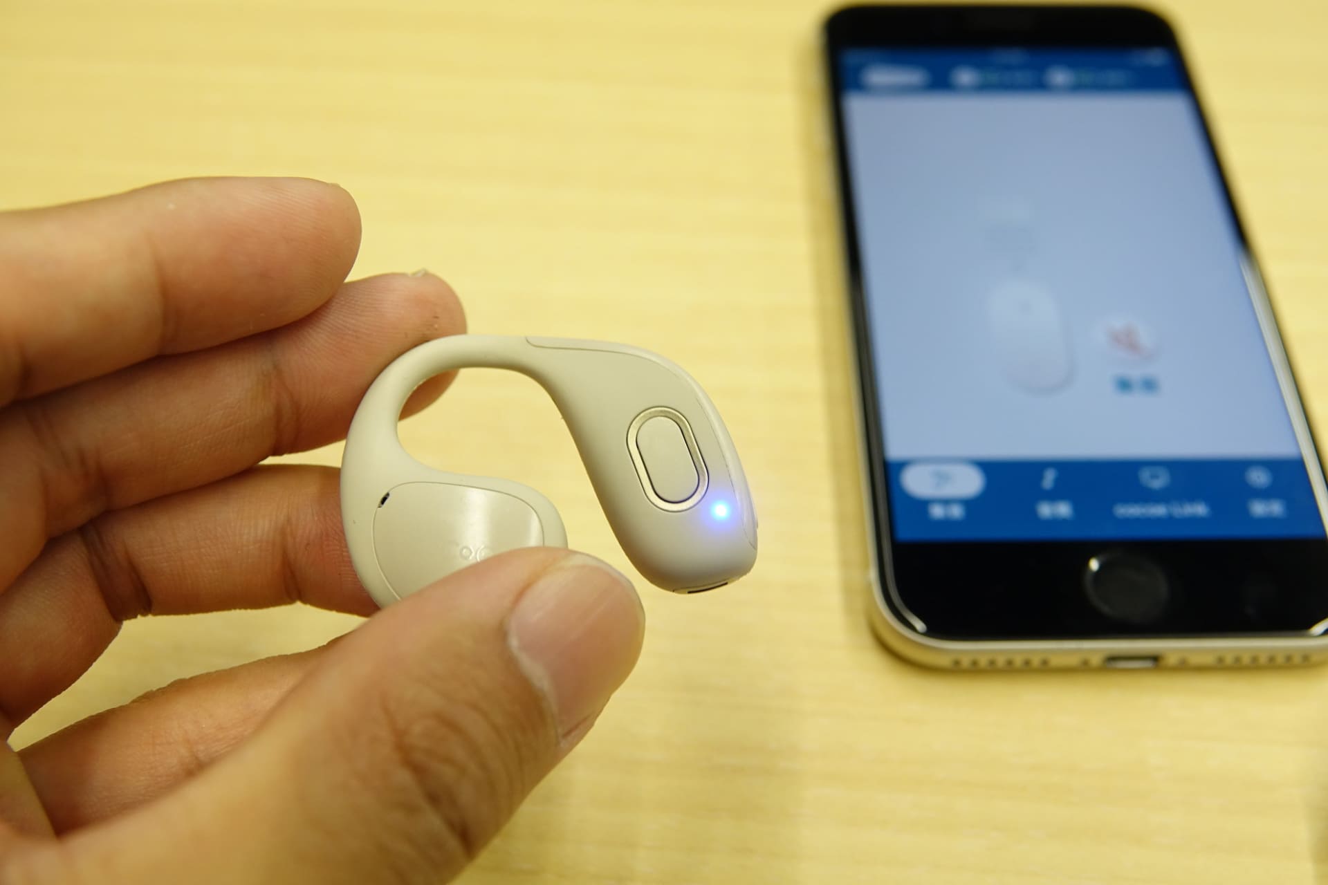 正面に電源ボタン、側面には音量調整スイッチを搭載。