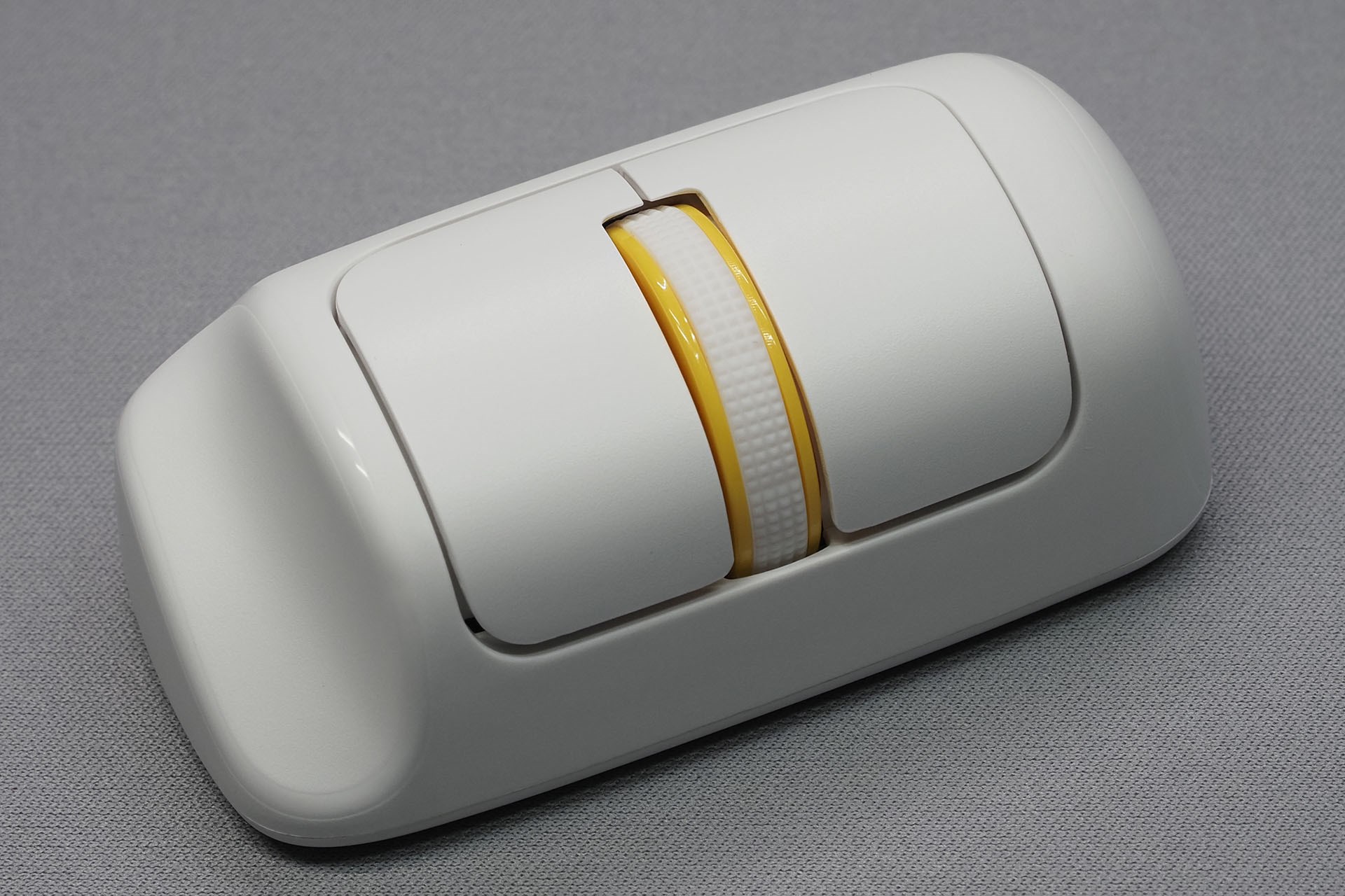 MEETS TRADING「Finger Barrel Mouse i2」は、本体の大きさは30×39×75mm・本体の重さは38.5g（レシーバー含む）の小型軽量ワイヤレスマウスだ……が、マウスとしては異端の形状である。ネット通販にて6120円で買った。