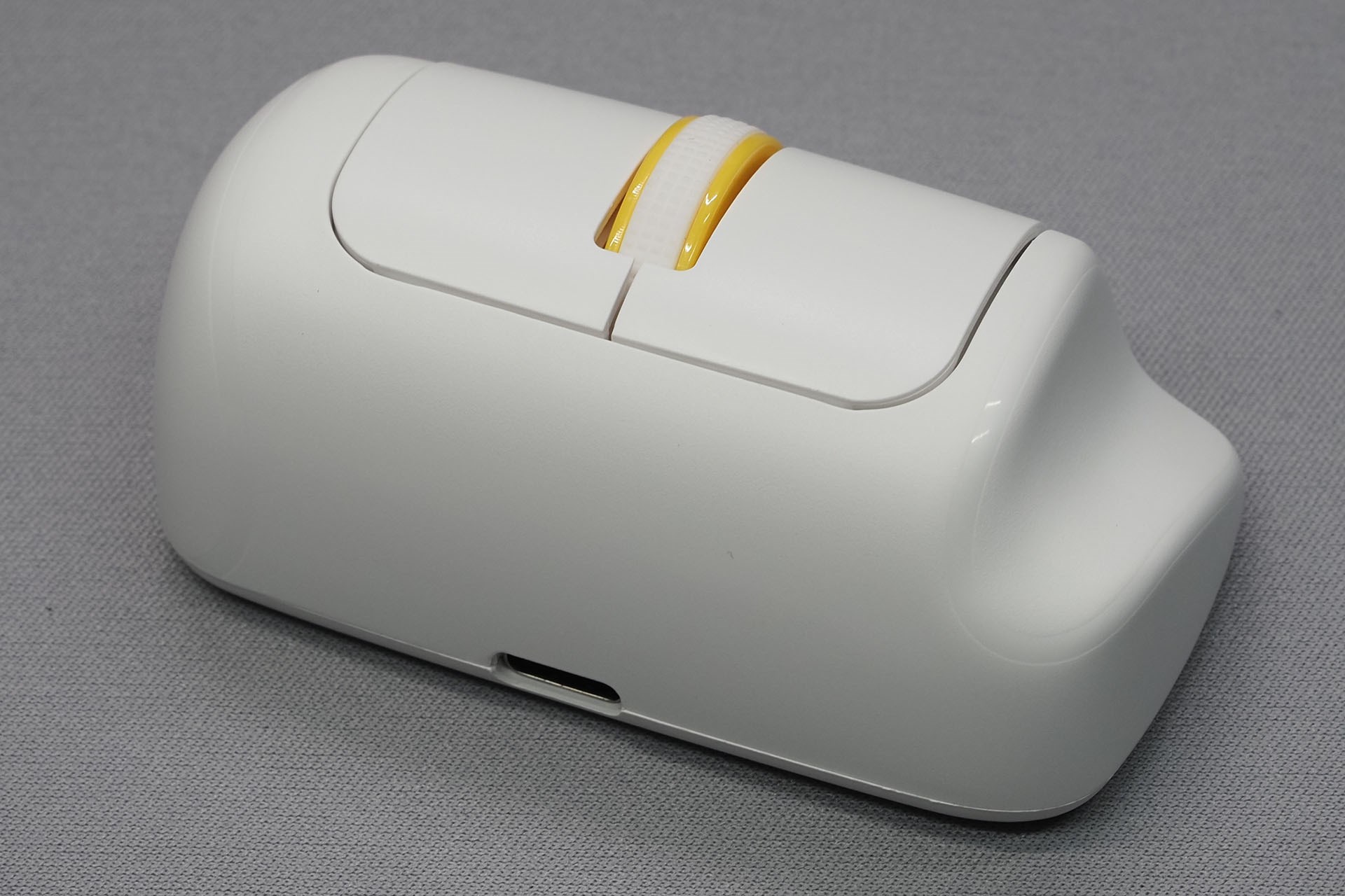 「Finger Barrel Mouse i2」を後方から見た様子。左側に親指を、右側の窪みに薬指（と小指）を置き、つまむようにして持つ。