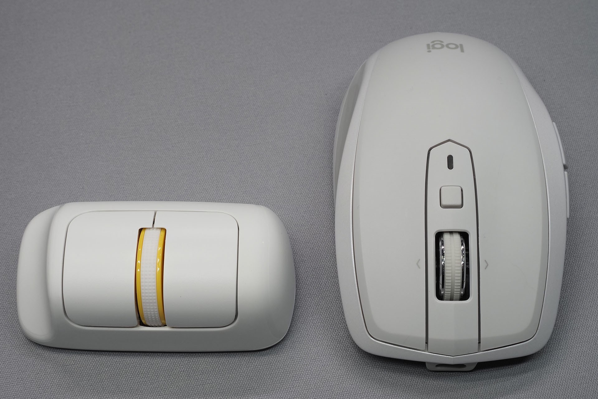 モバイル向けの小型マウスことロジクール「MX ANYWHERE 2S」と比べた様子。「Finger Barrel Mouse i2」のボタンやホイールは十分大きめにつくられている。ホイールは押下も可能（ミドルクリックにも対応）。