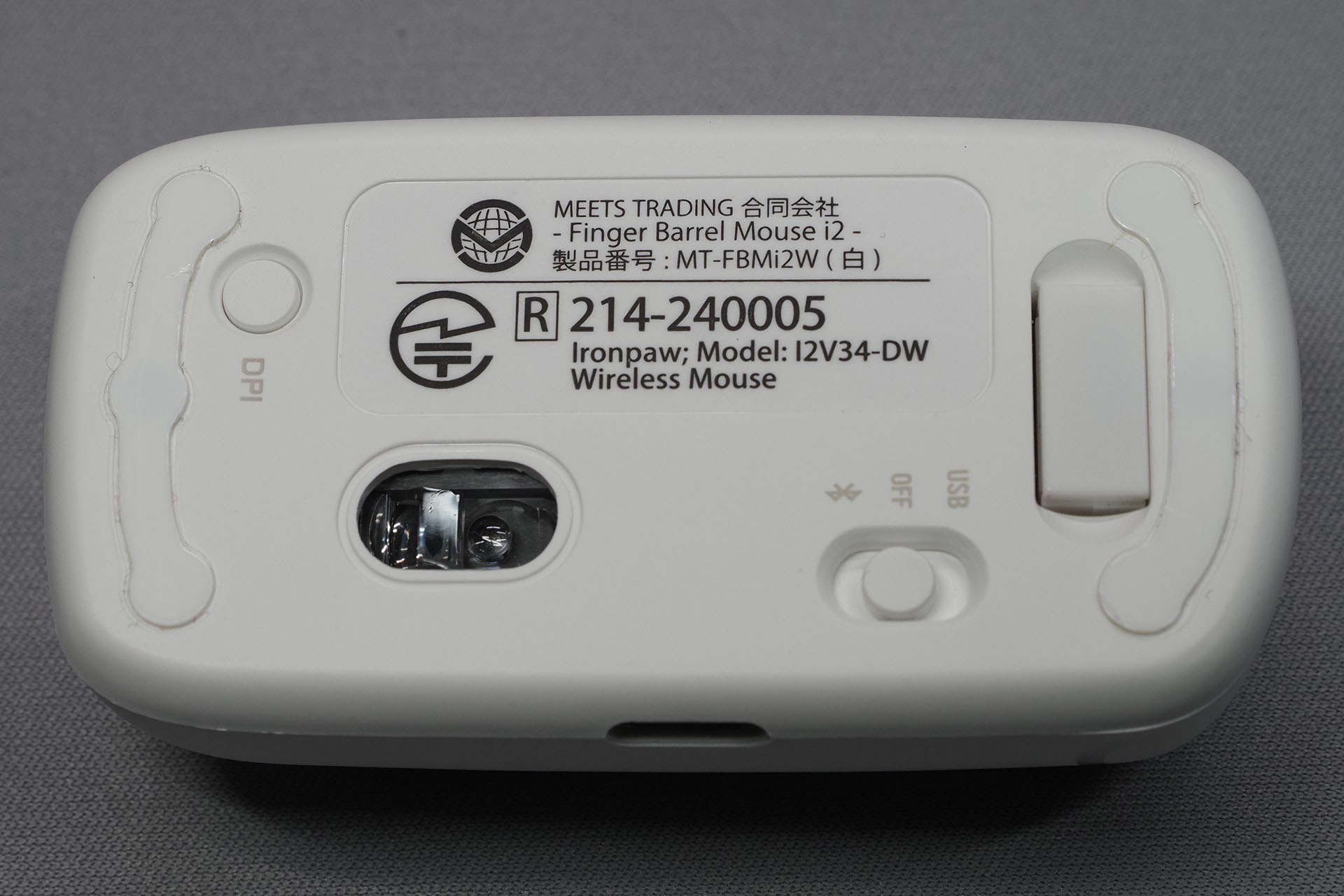 光学式マウスで、電源は背面のスライドスイッチで操作する。DPIスイッチもあり、これを押すことで感度（ポインター移動速度）を1200→1600→2400→3200dpiの順で切り換えられる。