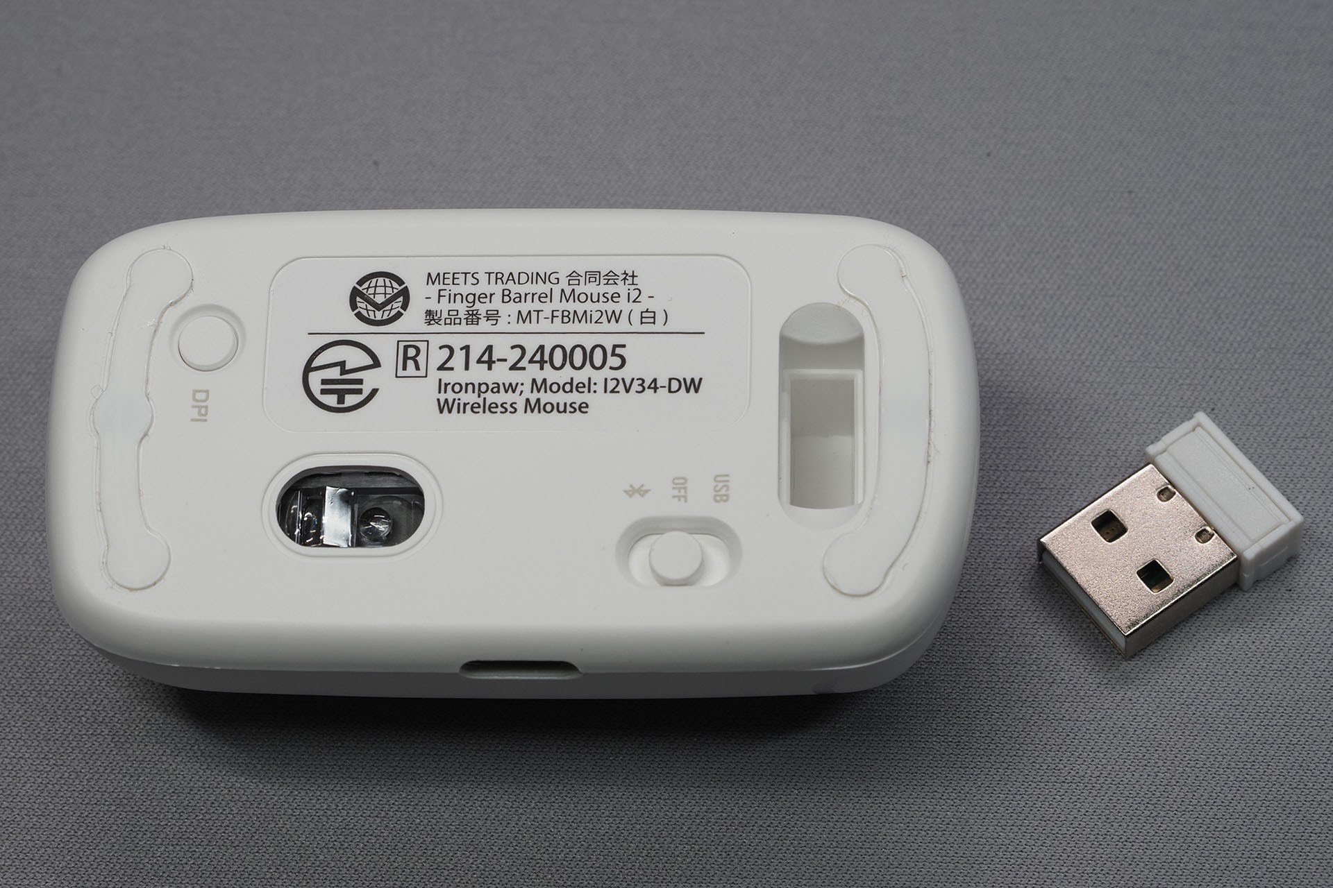 2.4GHzのUSB Type-Aドングルは本体背面に格納できる。マグネットで吸着するため、まず抜け落ちることはないという感じ。