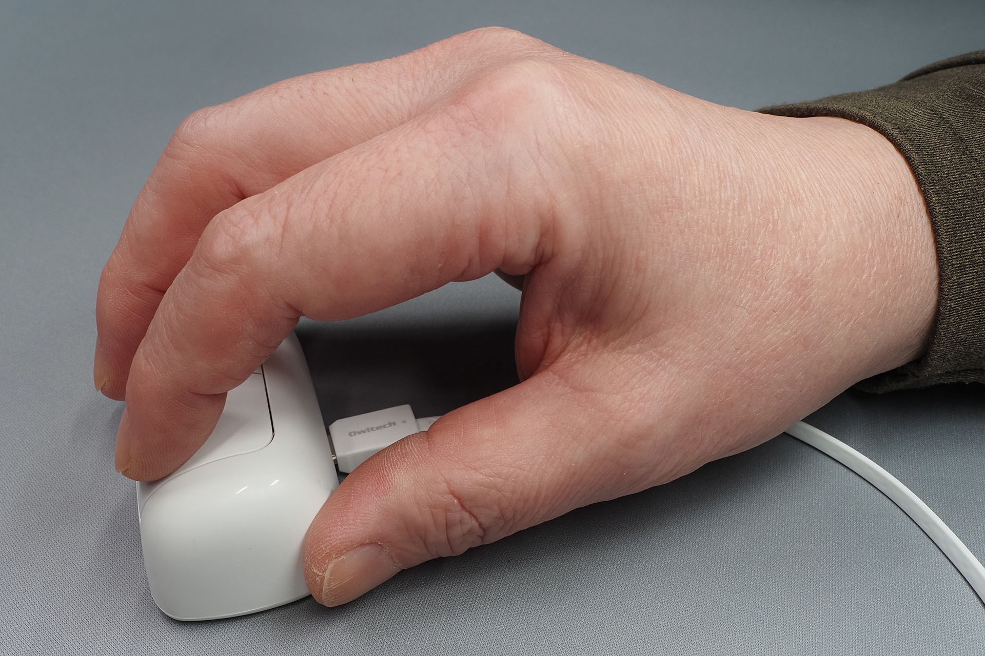 「Finger Barrel Mouse i2」は充電しながらでも使える。USB Type-Cケーブルをつないでの充電となるが、そのコネクターやケーブルが手の動きを邪魔することはほとんどない。