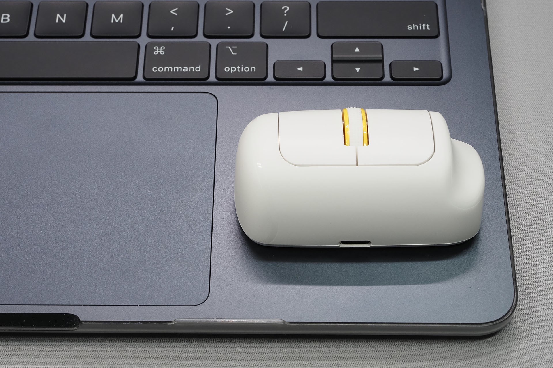 M3 MacBook Airのパームレスト的な部分に「Finger Barrel Mouse i2」を置いた様子。この、トラックパッド右側のスペースだけで、問題なくマウス操作を行えるのであった。