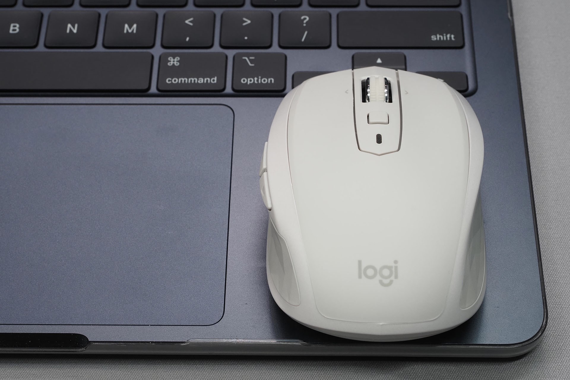 モバイル向けマウスのロジクール「MX ANYWHERE 2S」も、トラックパッド右側スペースに置くことはできる。だが、マウス操作をするとマウス手前が机面に落ちたり、マウス前方がキーに触れたりして、このスペースで使うのは現実的ではない。