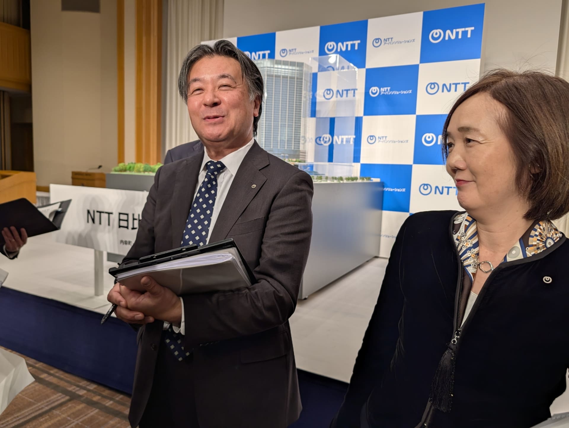 取材に応えるNTTアーバンソリューションズ常務取締役の上野晋一郎氏とNTT常務取締役の大西佐知子氏