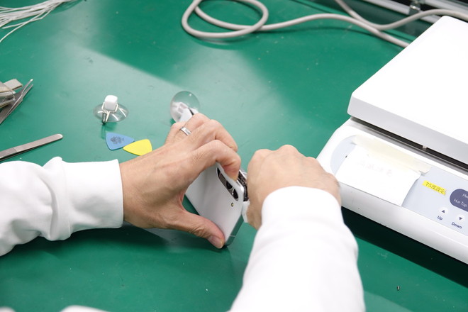 背面パネルがある程度剥がれたら、より力を込められるツールで一気に剥がしていく。両面テープの密着力・接着力が非常に強いため、相当な力を込めてもなかなか背面パネルの剥離に至らない