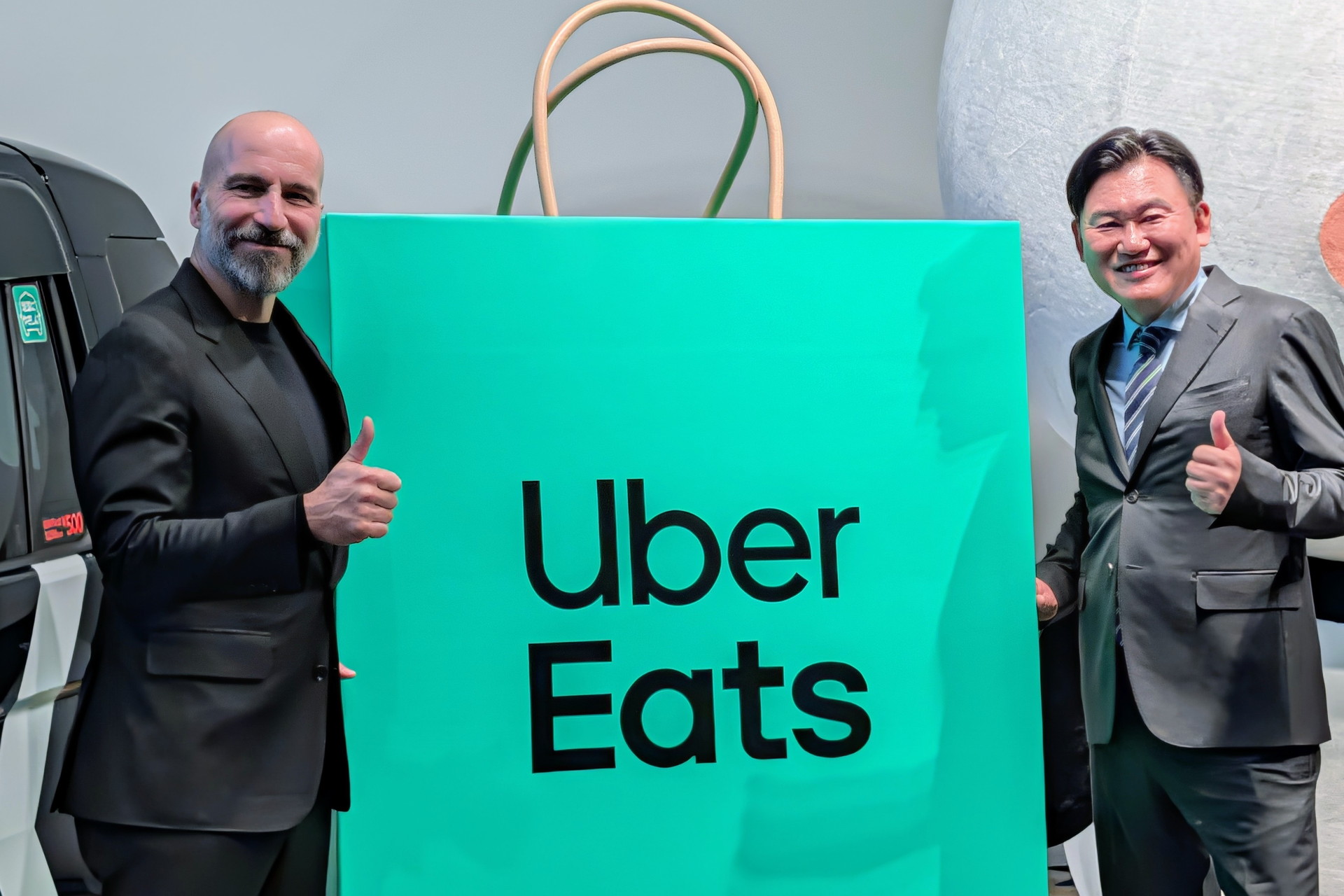 Uber Technologiesのダラ・コスロシャヒ氏と楽天グループの三木谷浩史氏