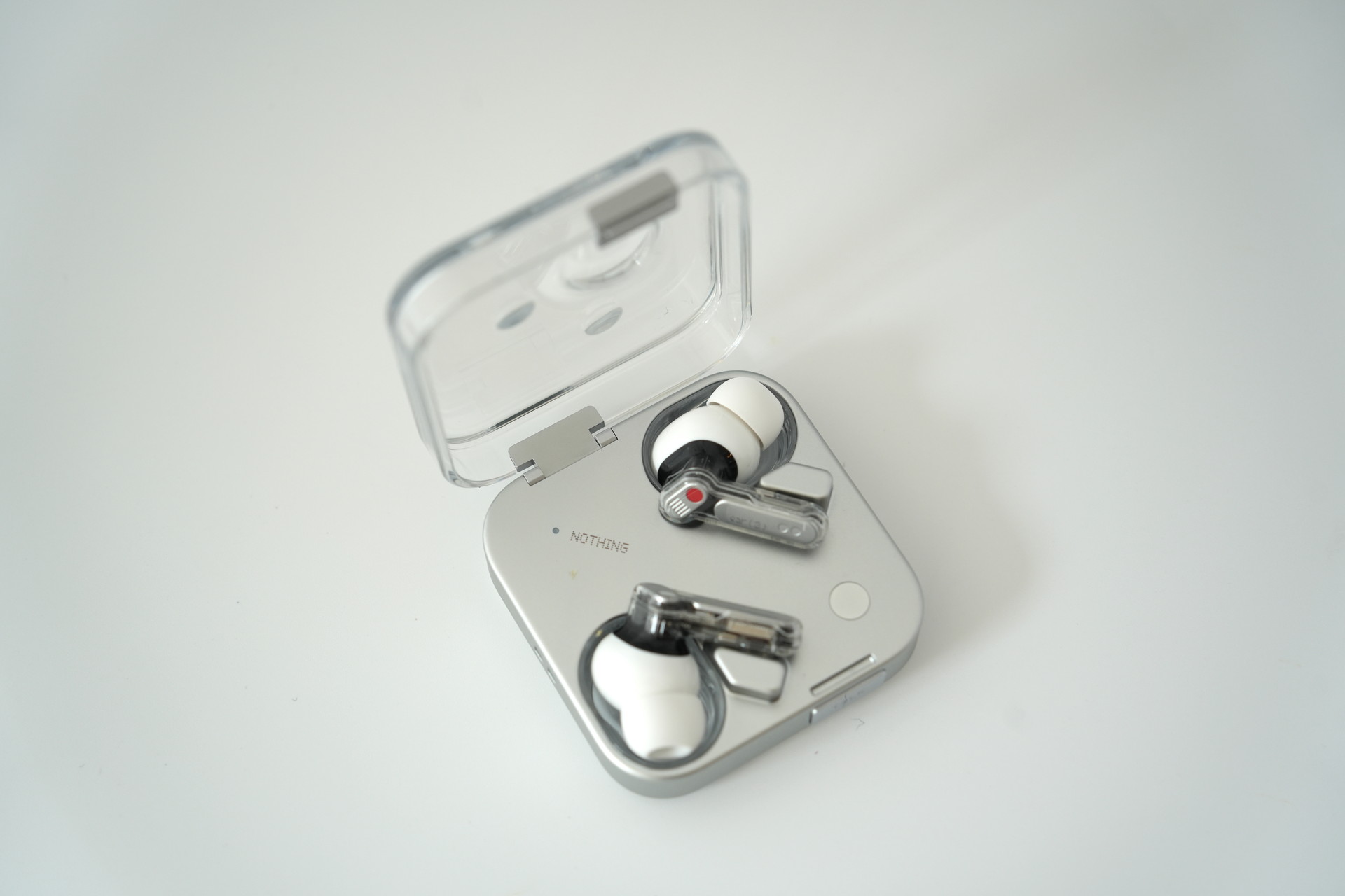 従来からのシースルーデザインを継承。カラバリは、このホワイトのほかに、ブラックもある