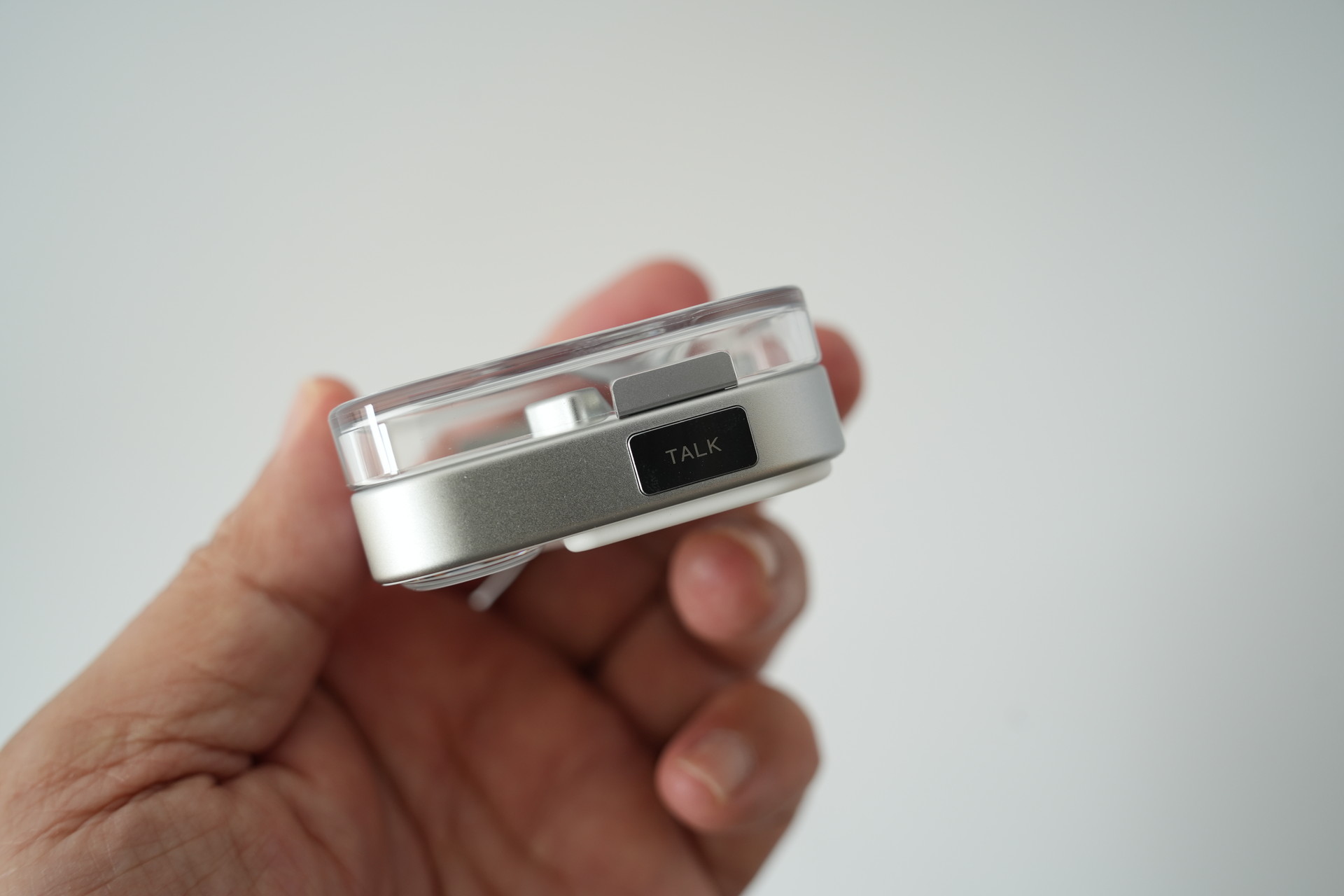 充電ケースには新たに「TALK」ボタンを搭載