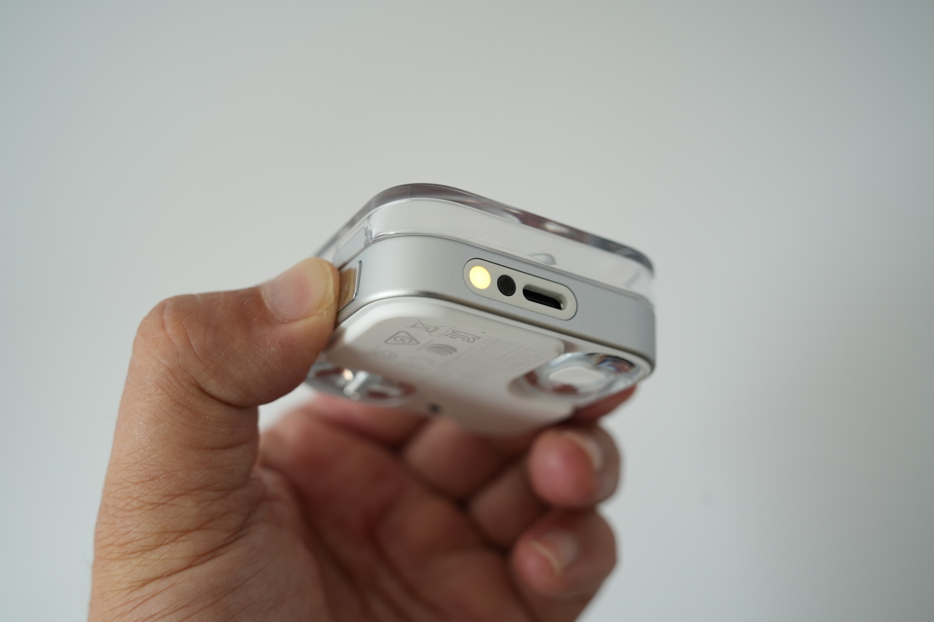 「TALK」ボタンを押して、5cmくらいの距離に口を近づけて話す。カチカチと2回押すと、ボタンを押さずに話し続けられる