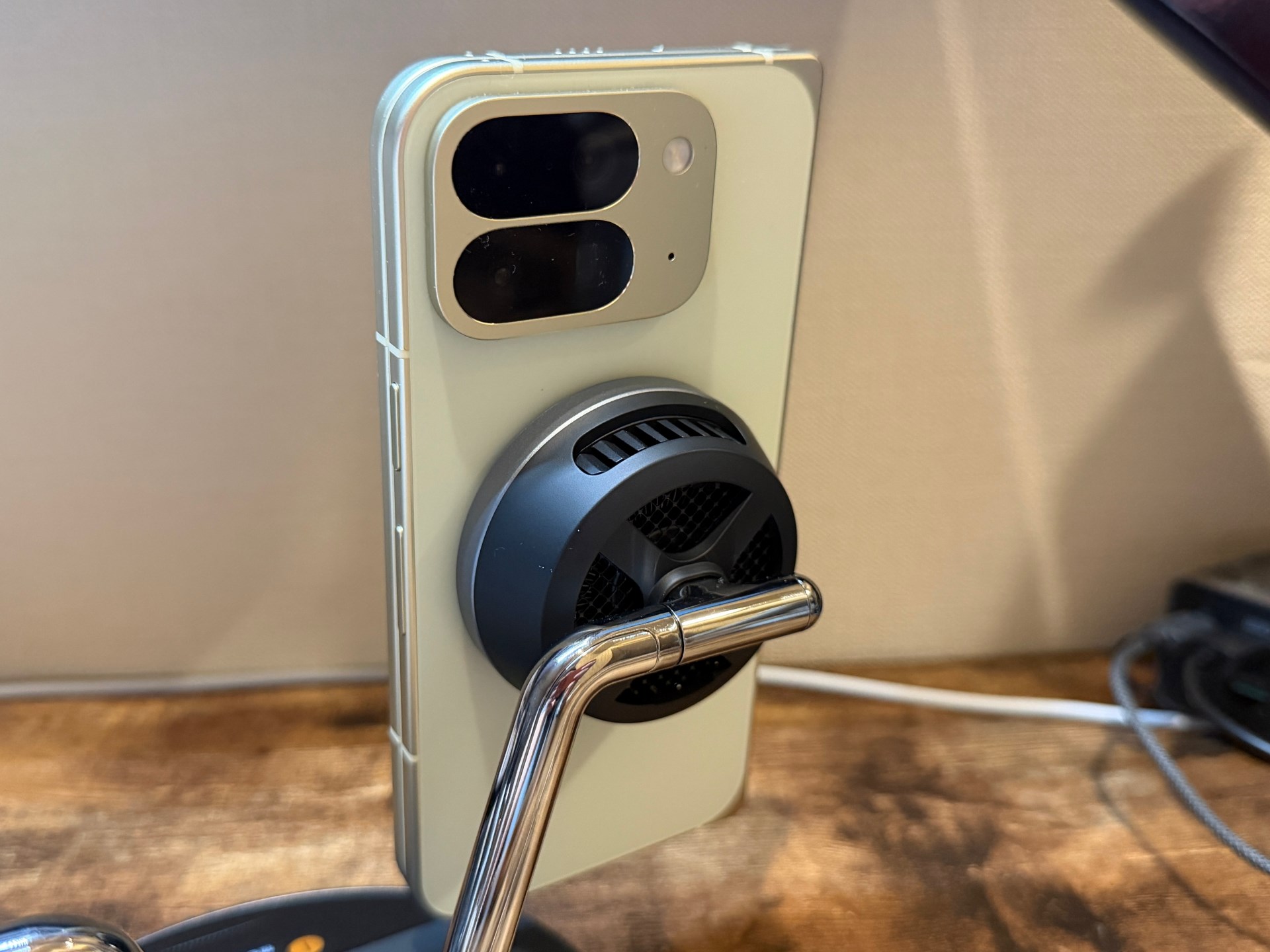 対応していればAndroidスマートフォンの充電スタンドとしても使える