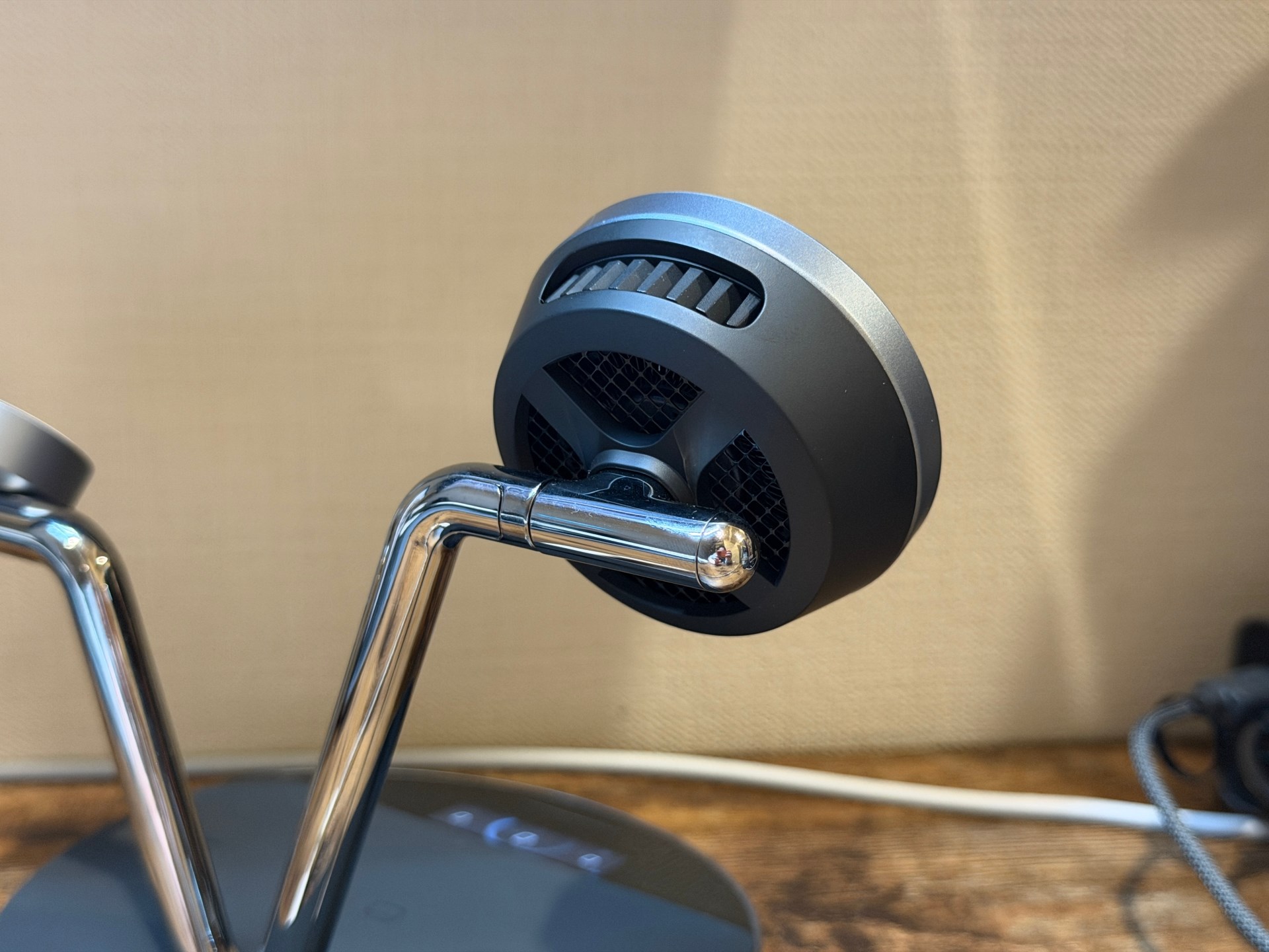 スマートフォン用充電器には冷却ファンが内蔵されている