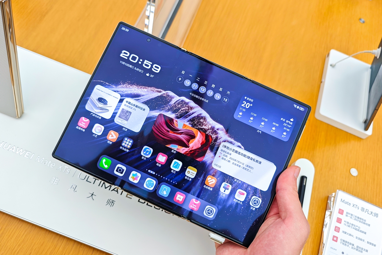 HUAWEI Mate XTs