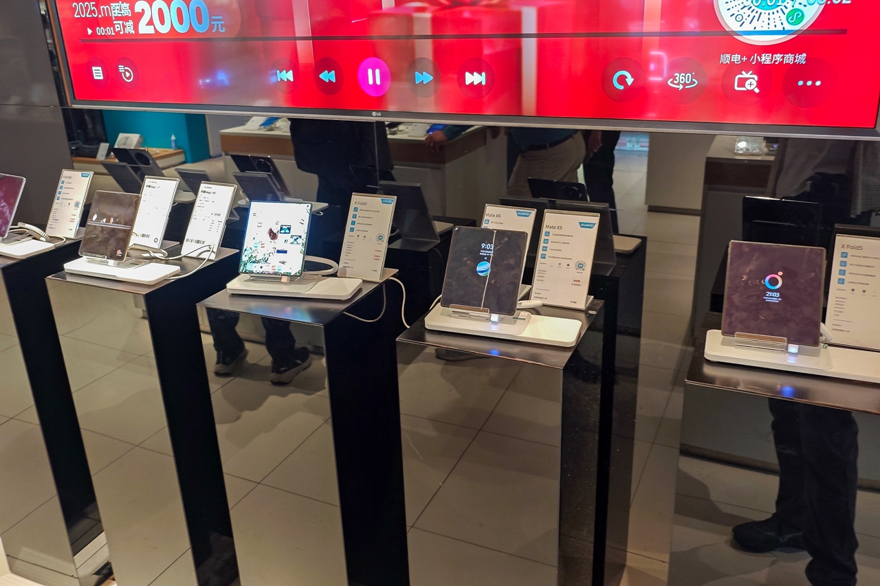 折りたたみスマホコーナーも