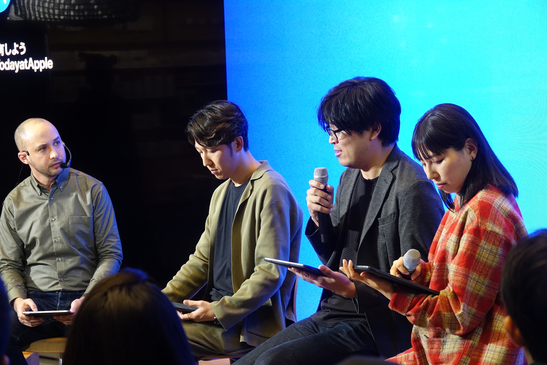 写真最左はモデレーターを務めたアップルのニール氏