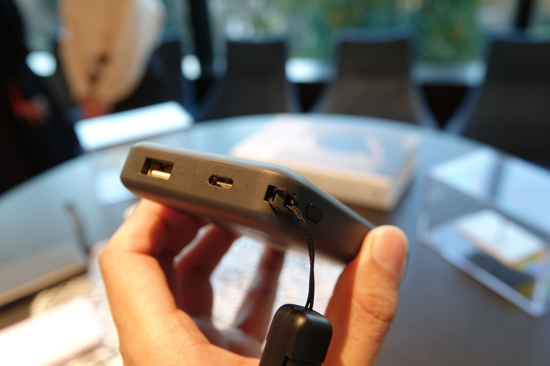 端子はUSB-AとType-C、残量は7セグ表示