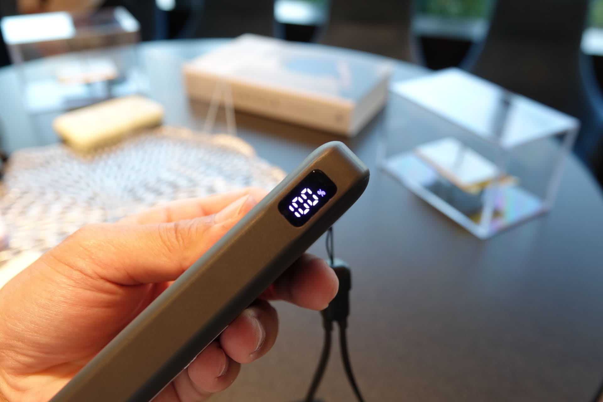端子はUSB-AとType-C、残量は7セグ表示