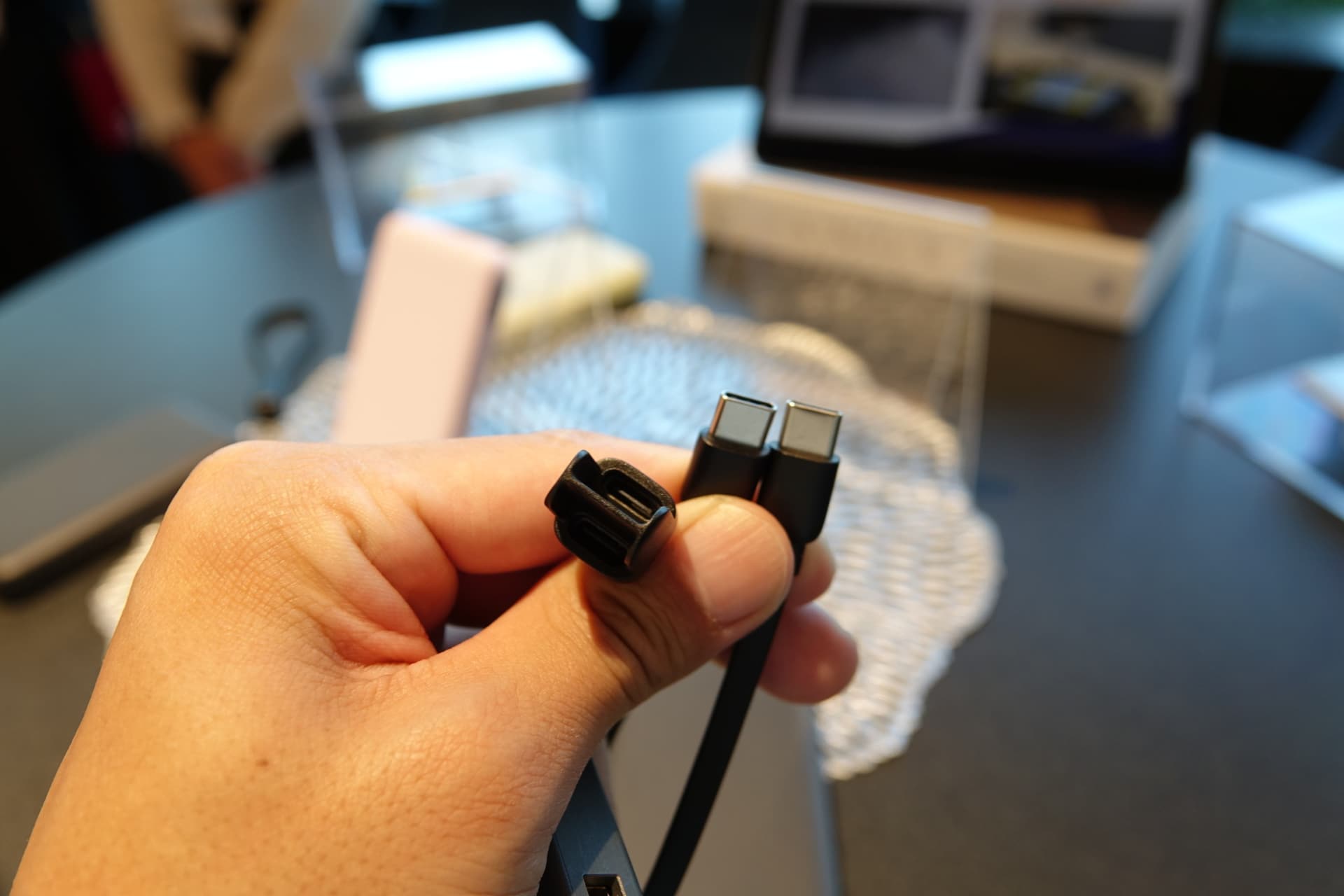 USB Type-Cケーブルになるストラップつき